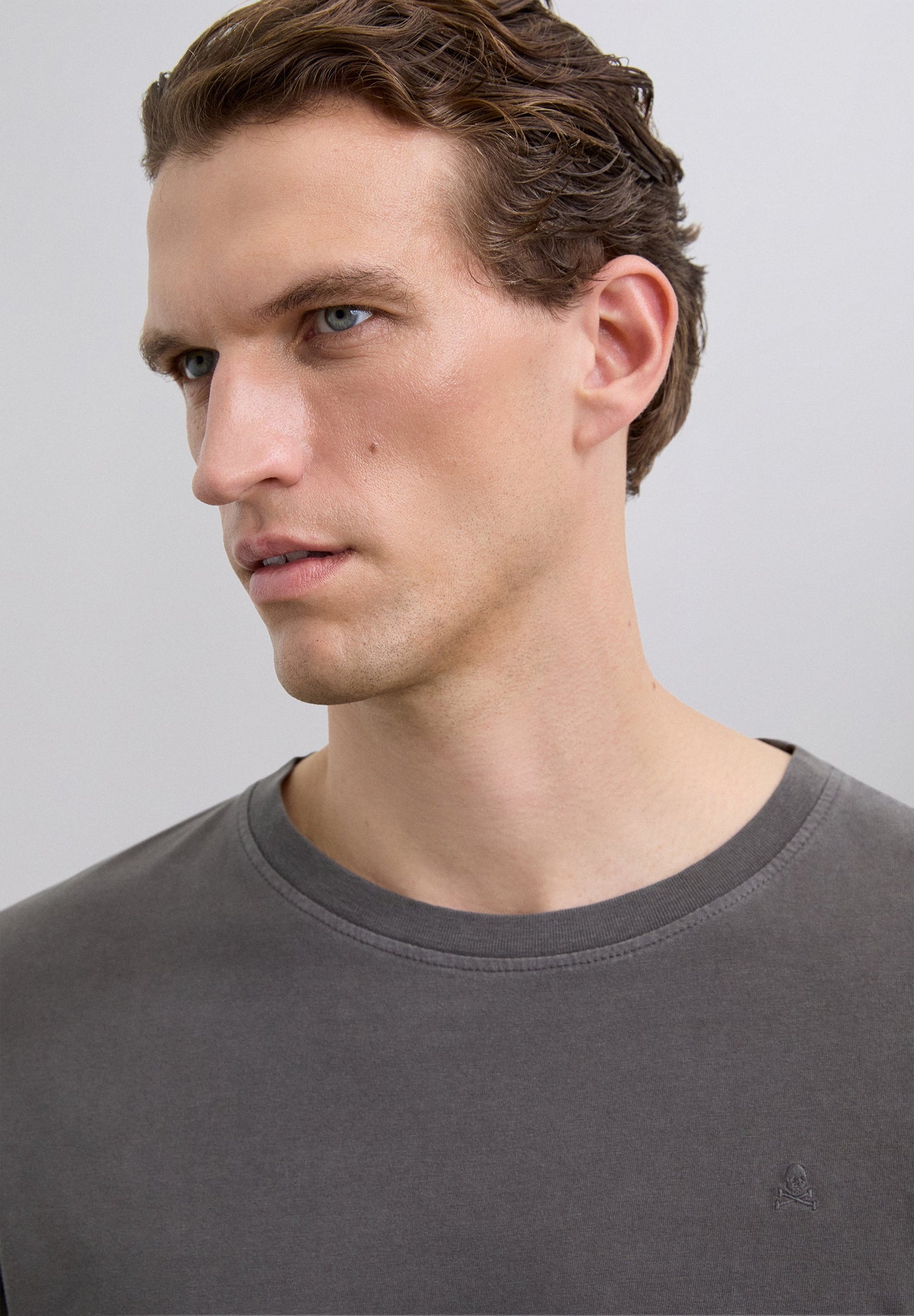 T-SHIRT COM SKULL BORDADA NO TOM