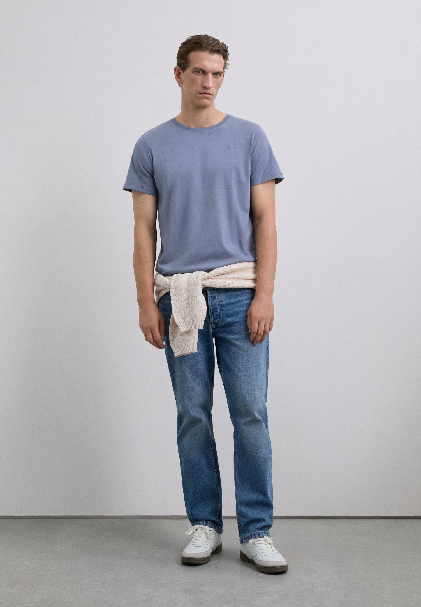 T-SHIRT COM SKULL BORDADA NO TOM