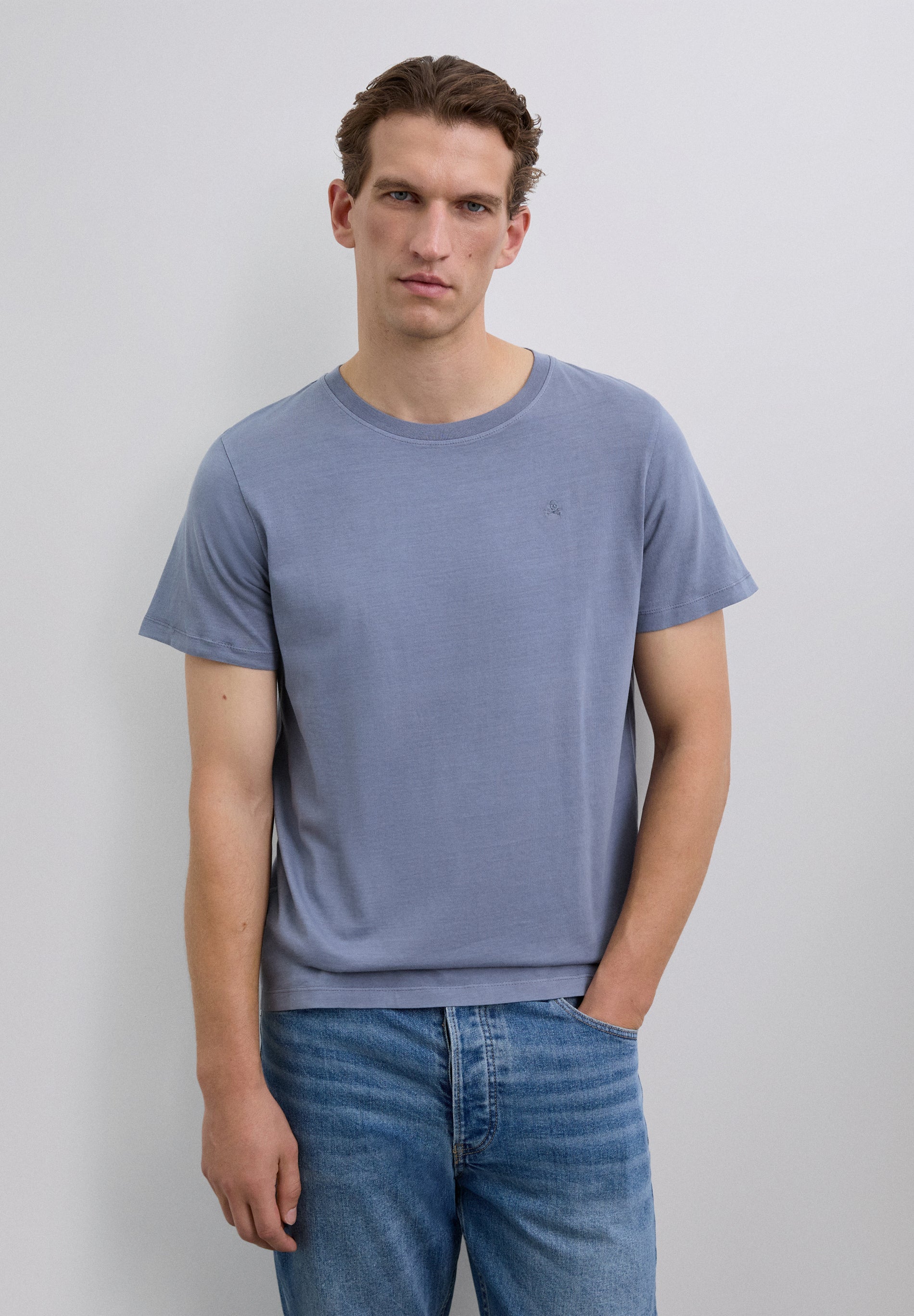 T-SHIRT COM SKULL BORDADA NO TOM