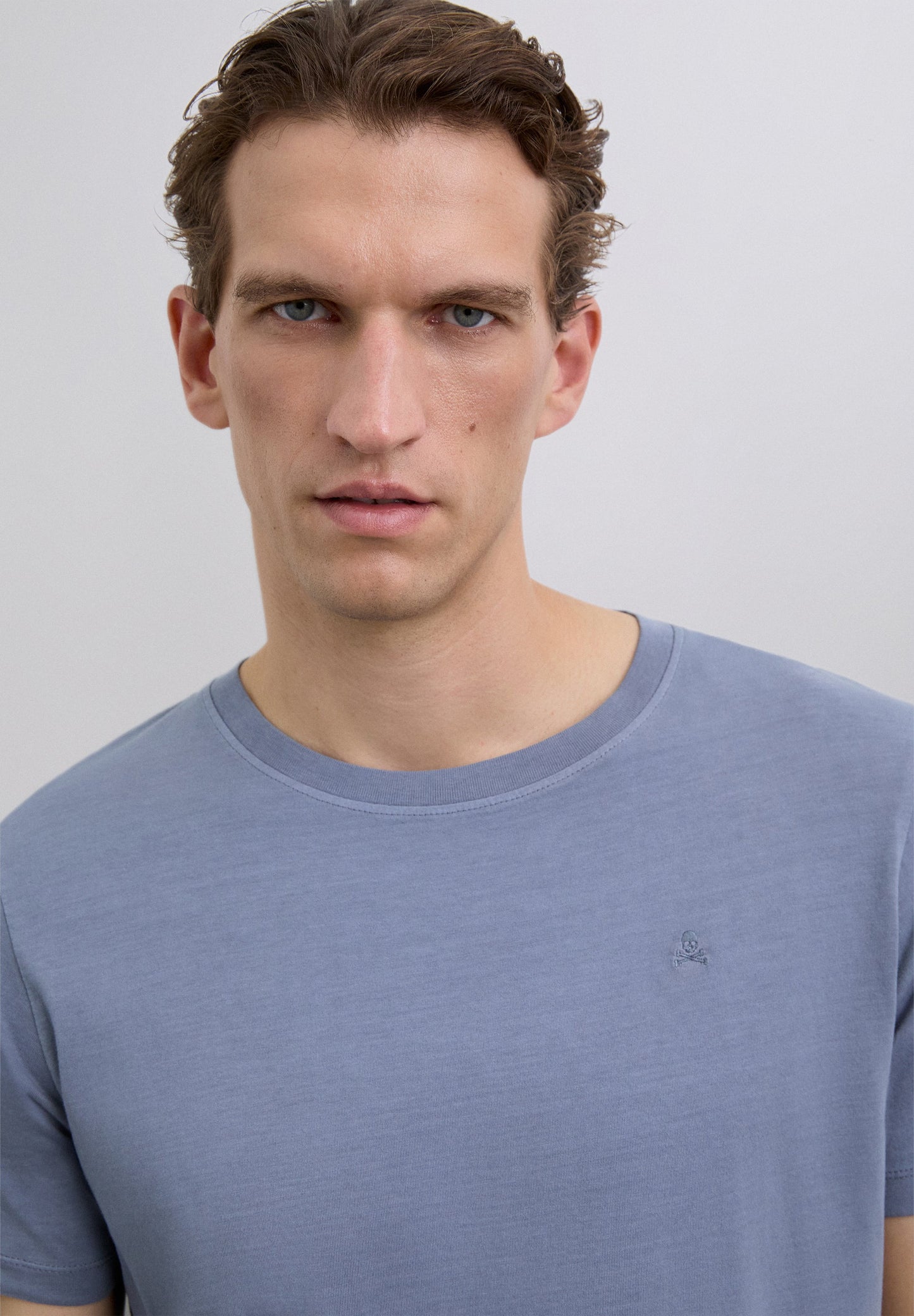 T-SHIRT COM SKULL BORDADA NO TOM