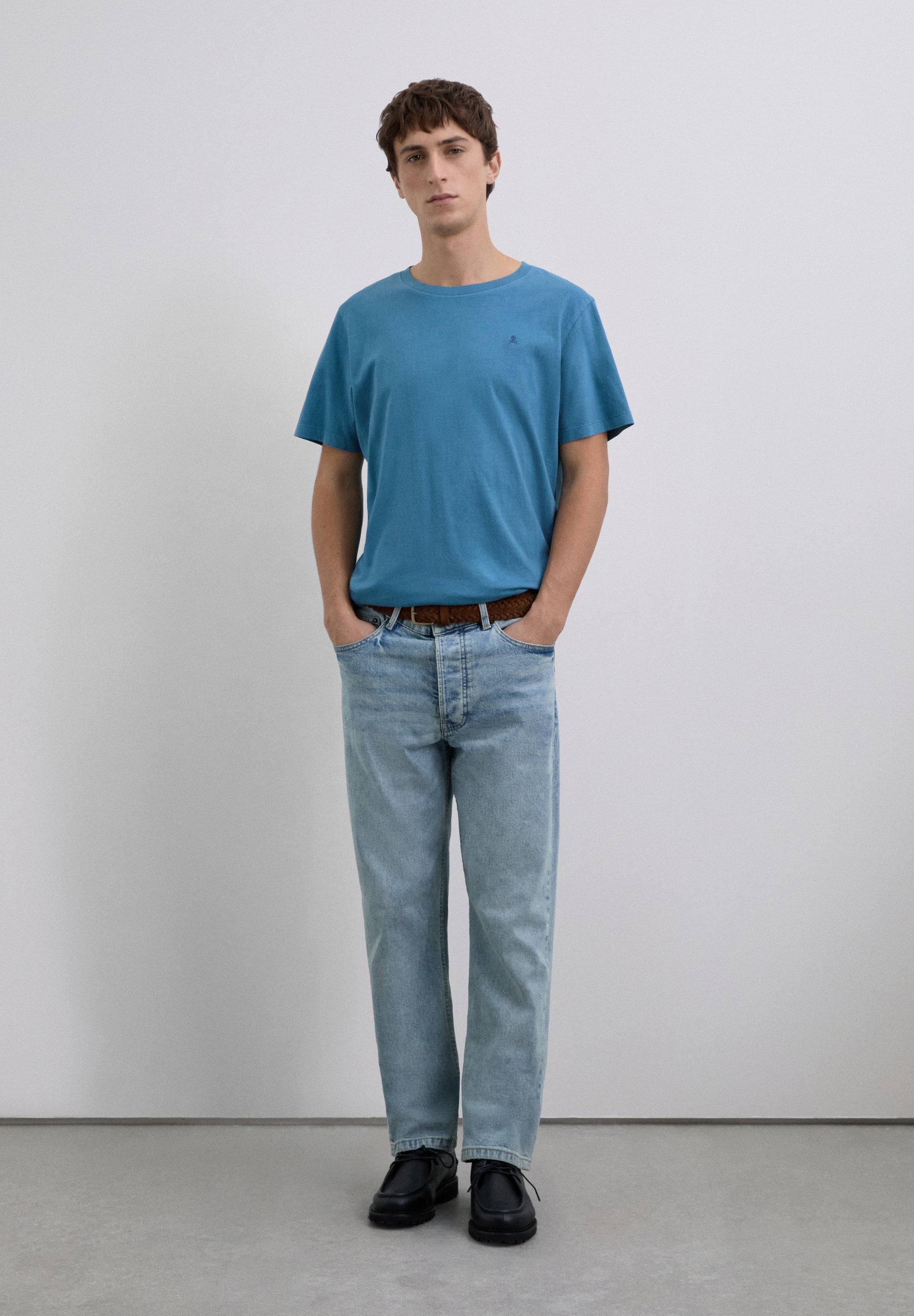 T-SHIRT COM SKULL BORDADA NO TOM