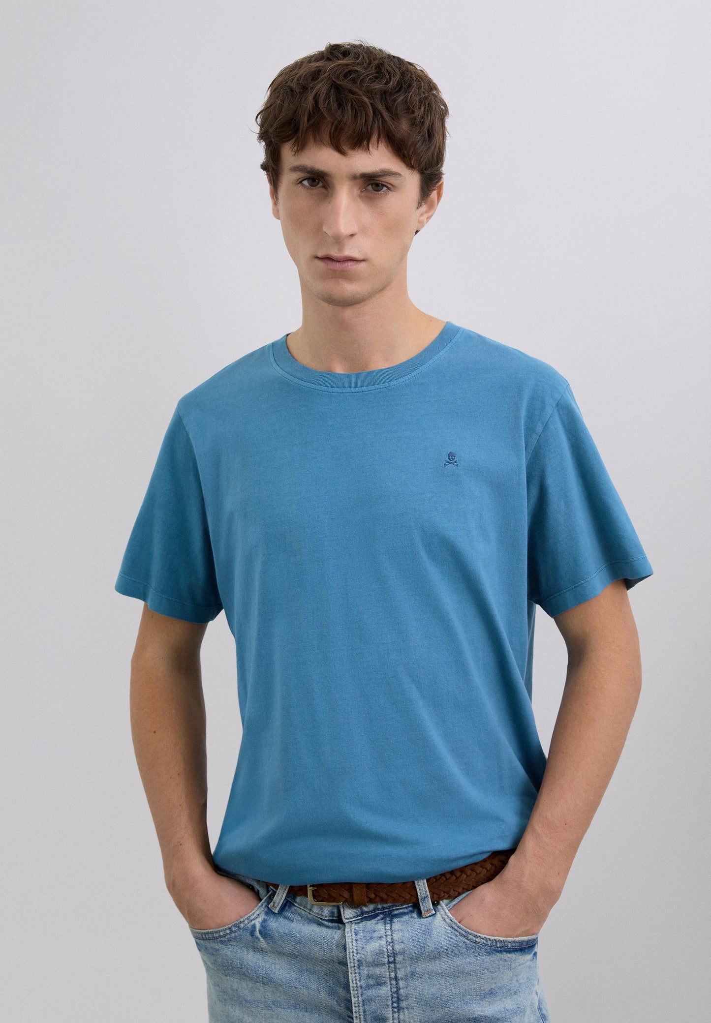 T-SHIRT COM SKULL BORDADA NO TOM