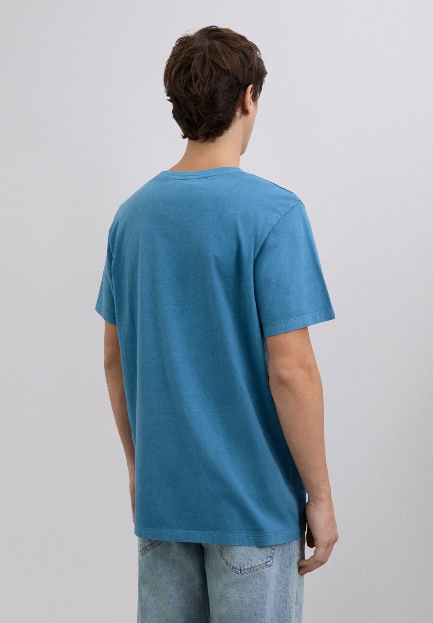 T-SHIRT COM SKULL BORDADA NO TOM