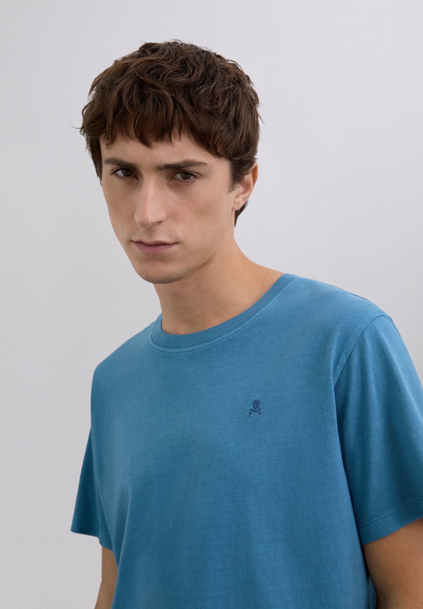 T-SHIRT COM SKULL BORDADA NO TOM