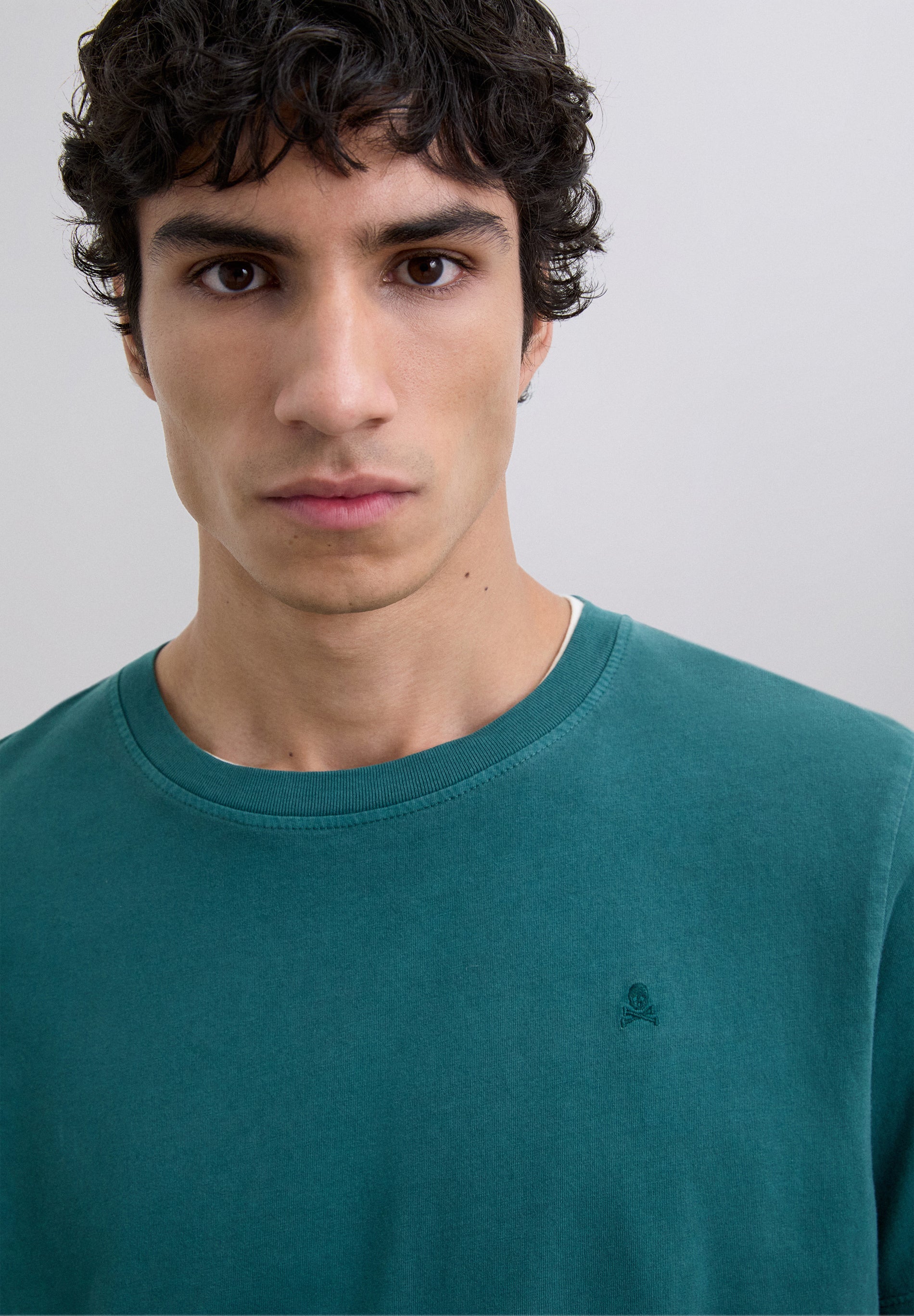 T-SHIRT COM SKULL BORDADA NO TOM