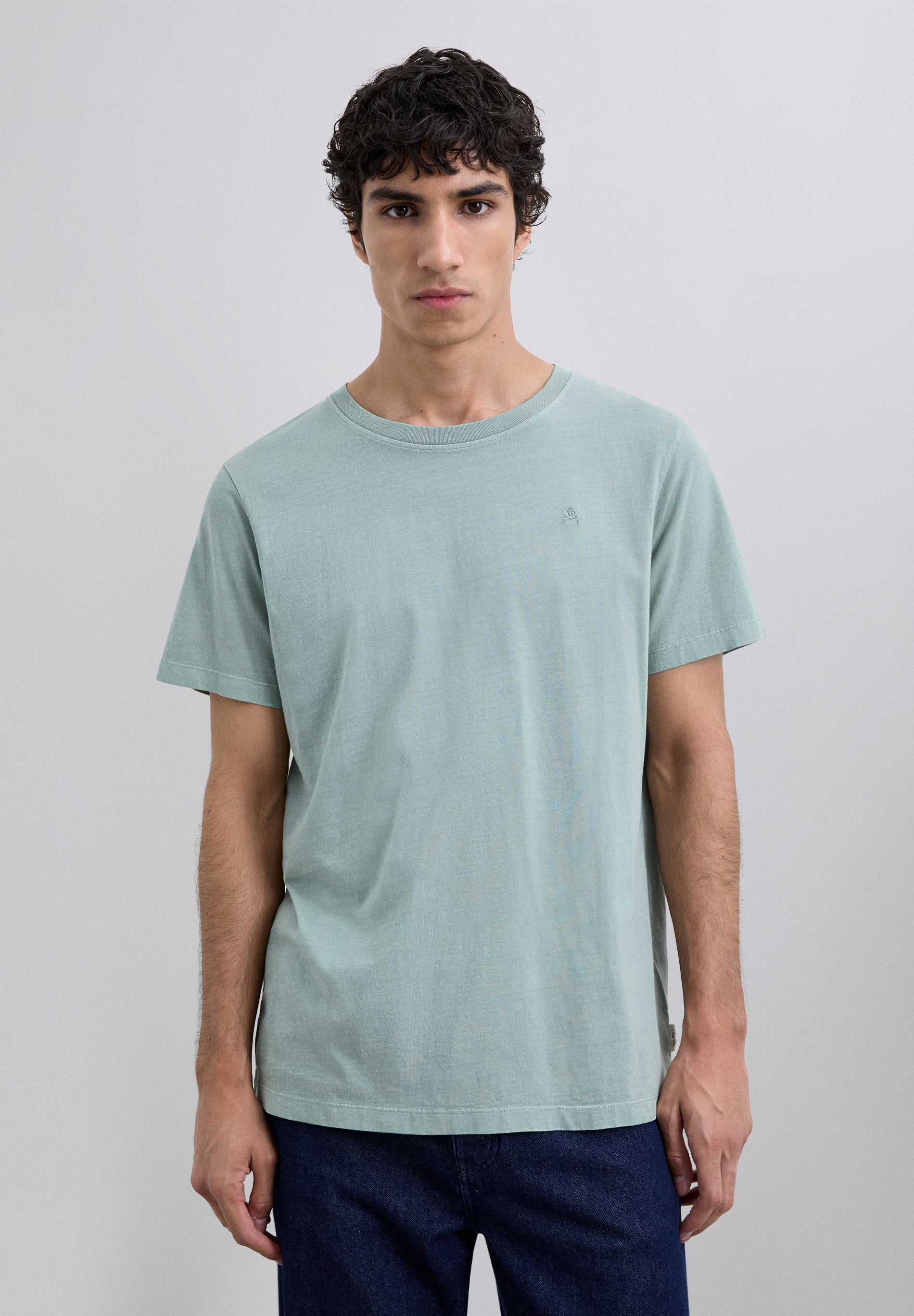 T-SHIRT COM SKULL BORDADA NO TOM