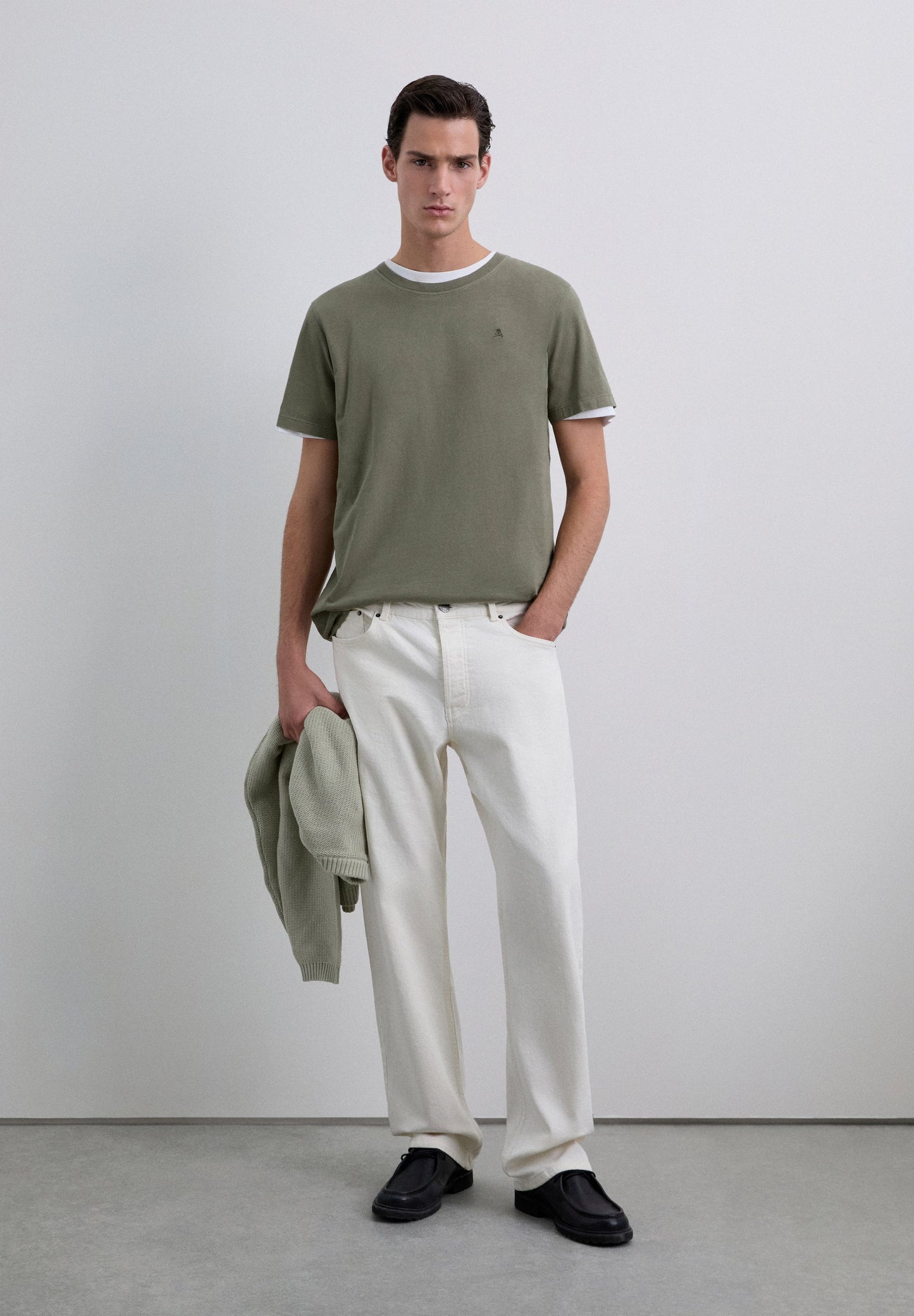 T-SHIRT COM SKULL BORDADA NO TOM