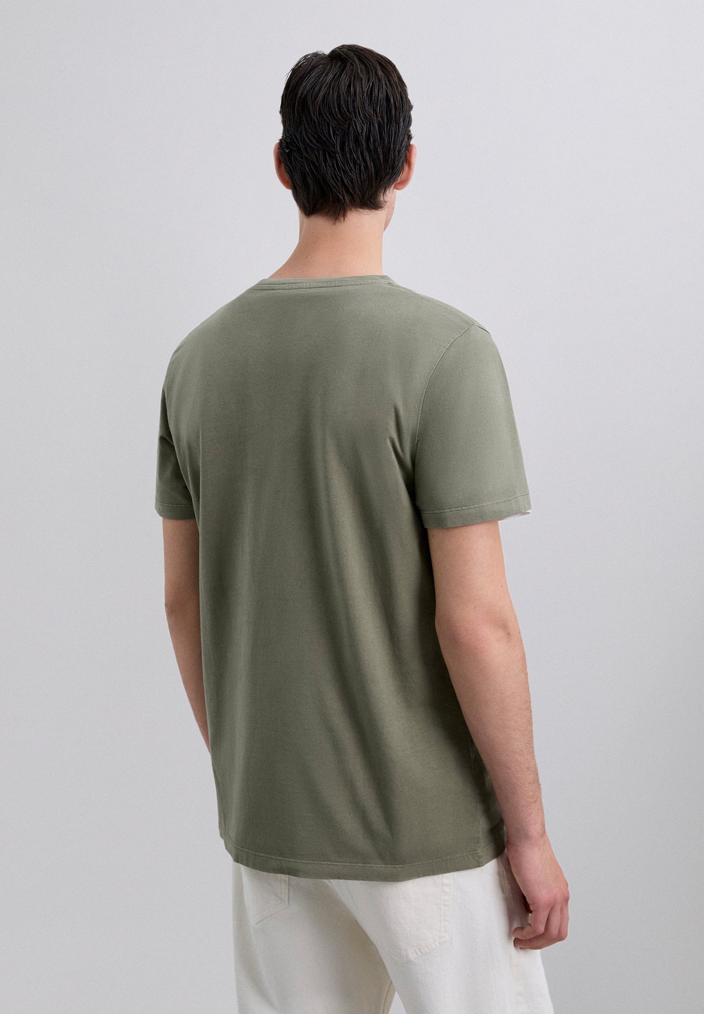 T-SHIRT COM SKULL BORDADA NO TOM