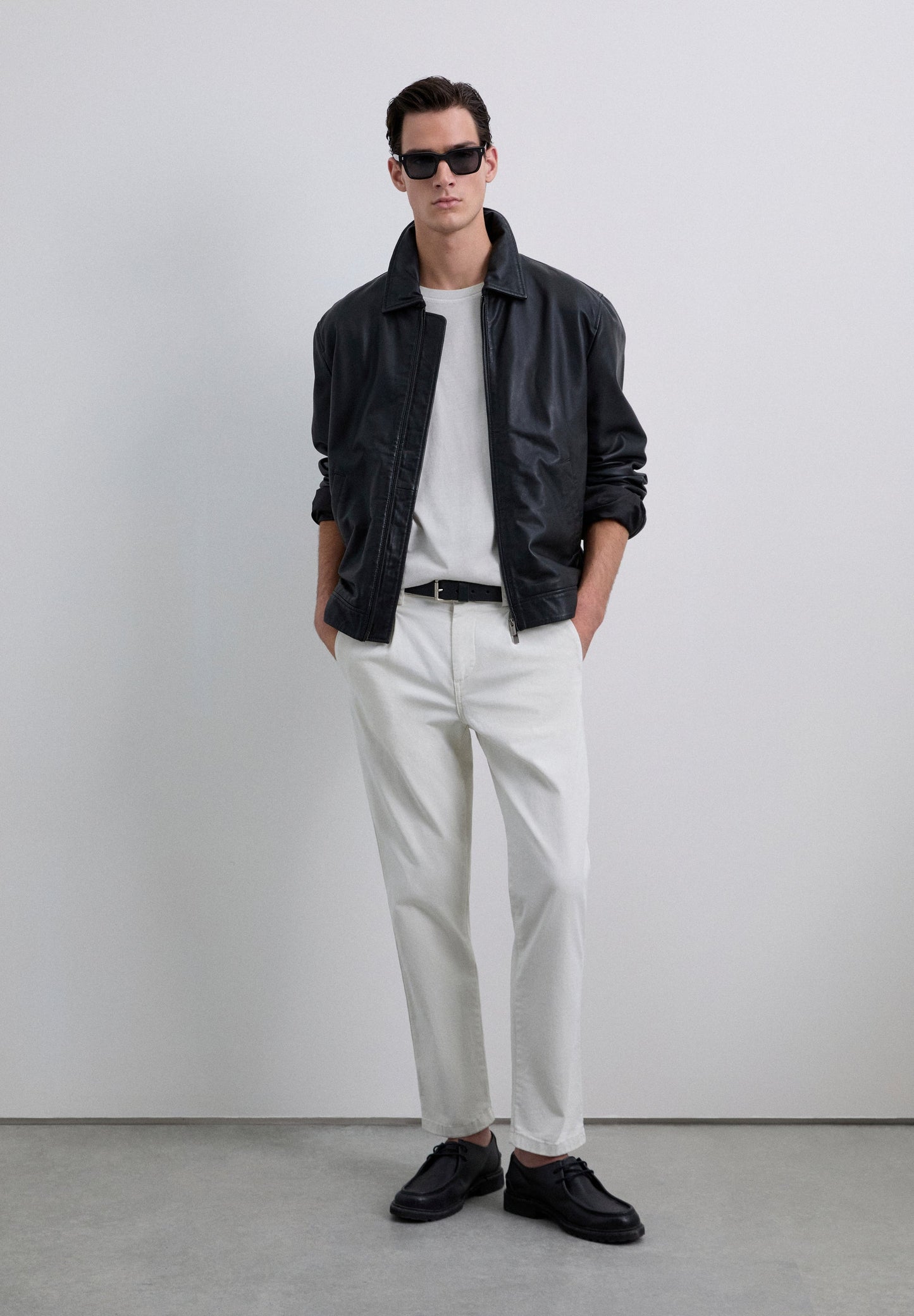 T-SHIRT COM SKULL BORDADA NO TOM