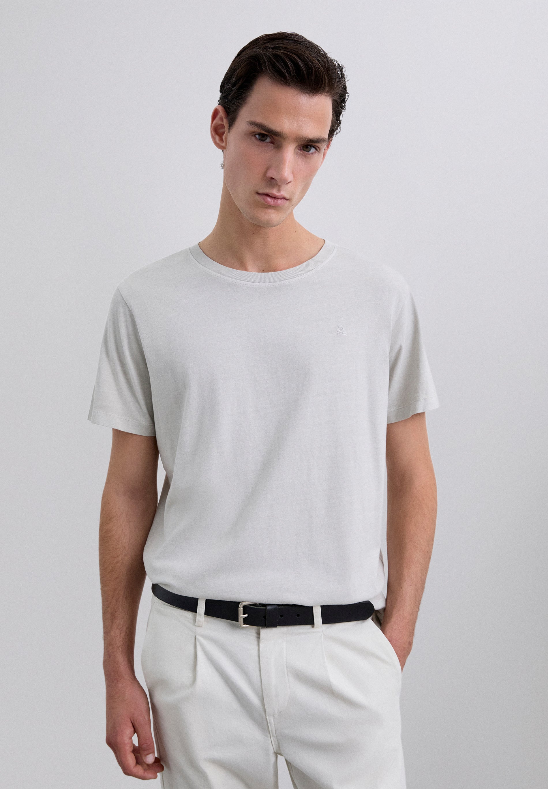 T-SHIRT COM SKULL BORDADA NO TOM