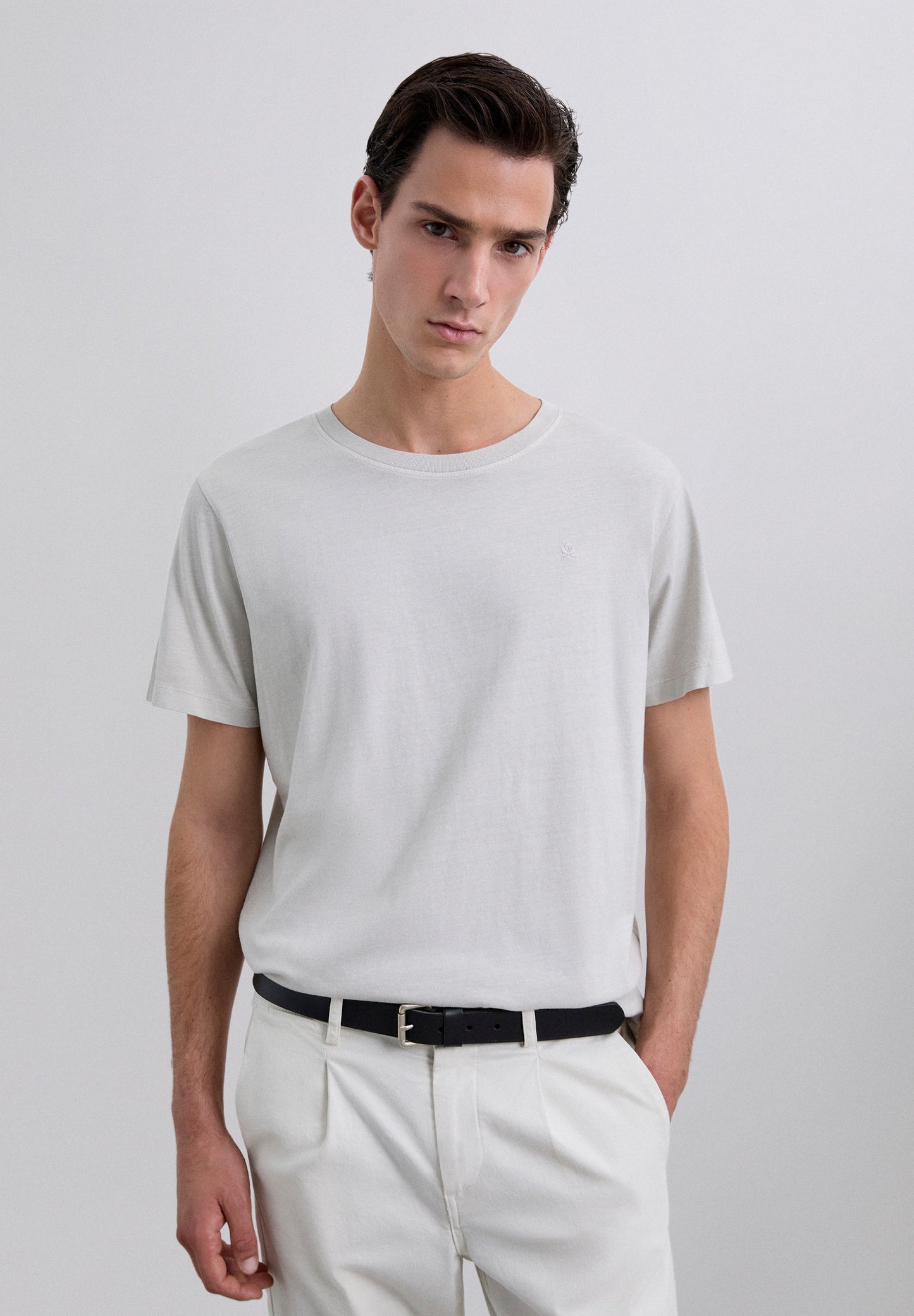 T-SHIRT COM SKULL BORDADA NO TOM