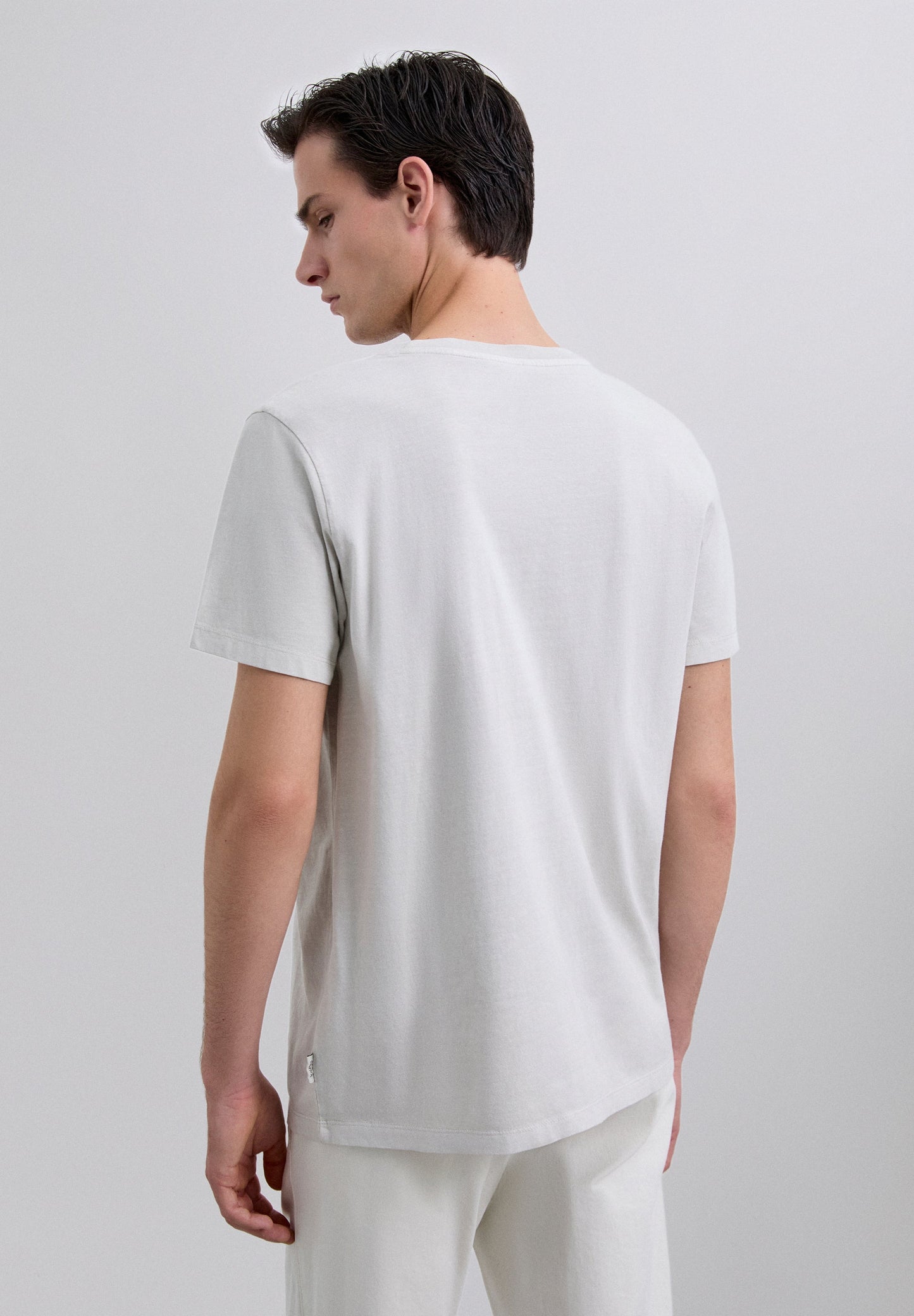 T-SHIRT COM SKULL BORDADA NO TOM