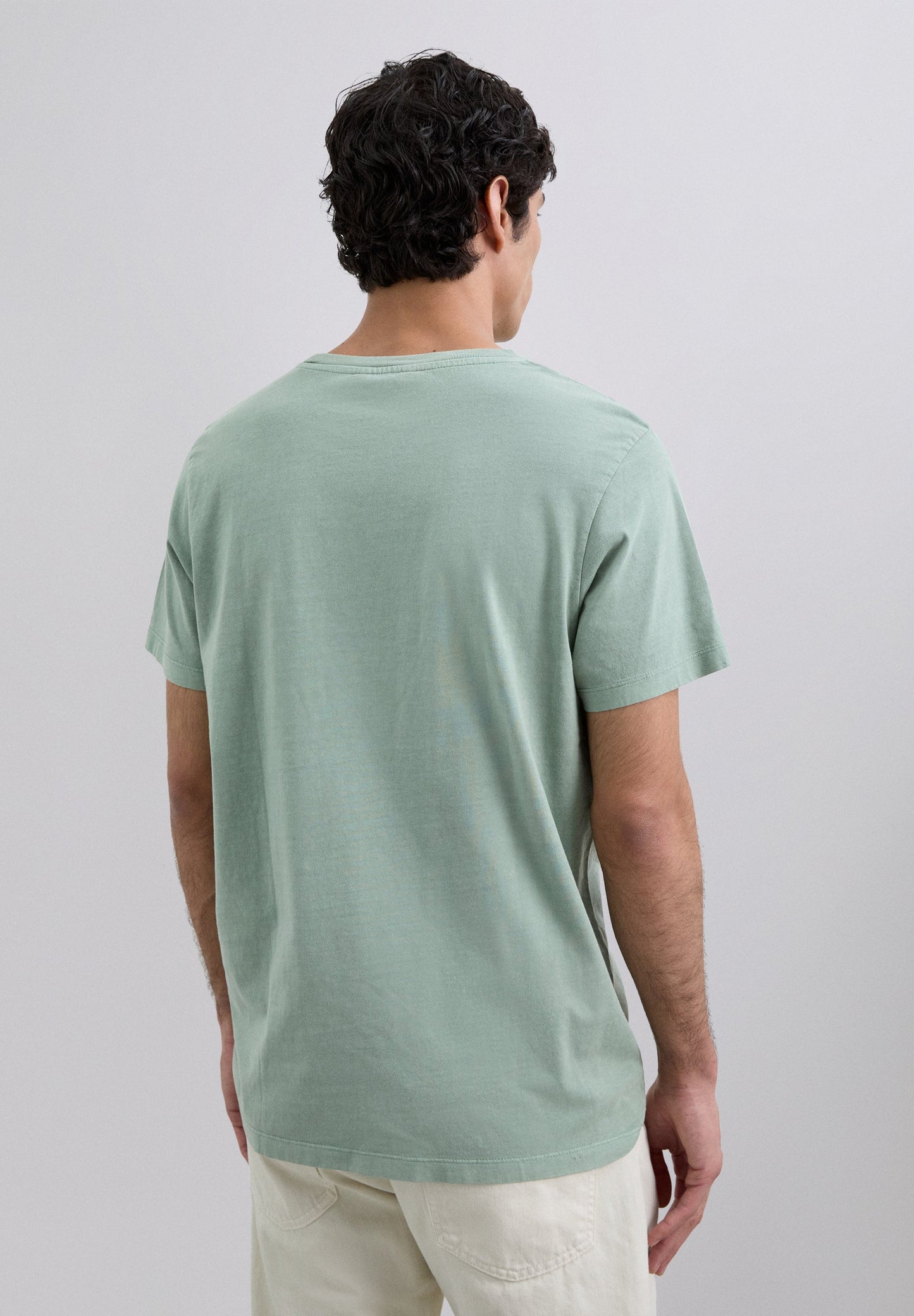 T-SHIRT COM SKULL BORDADA NO TOM