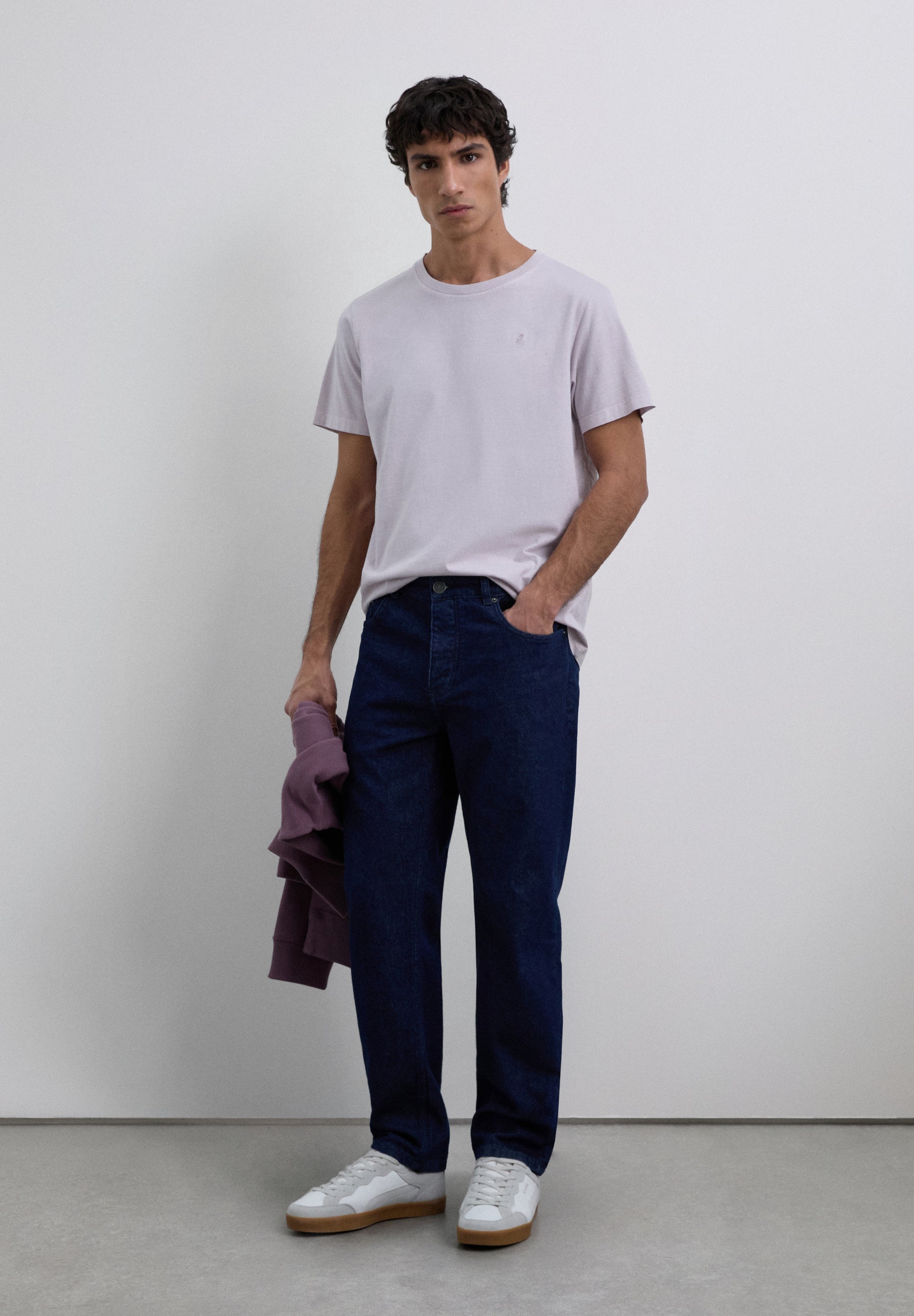 T-SHIRT COM SKULL BORDADA NO TOM