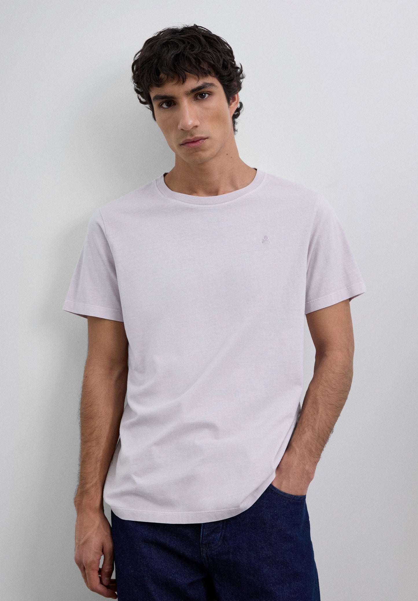 T-SHIRT COM SKULL BORDADA NO TOM