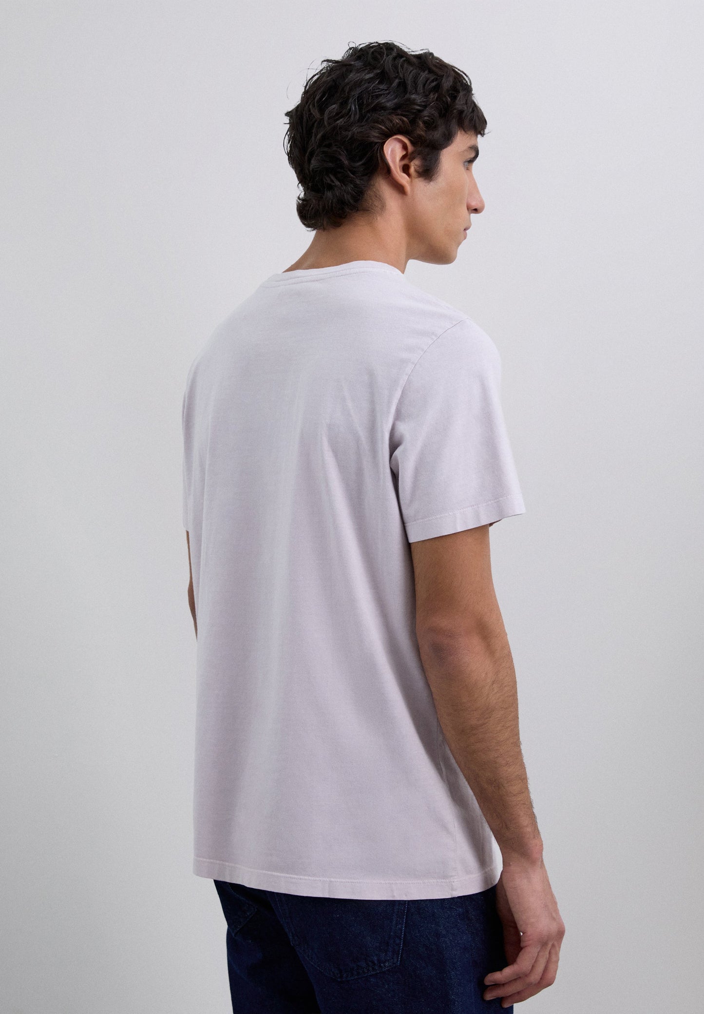 T-SHIRT COM SKULL BORDADA NO TOM