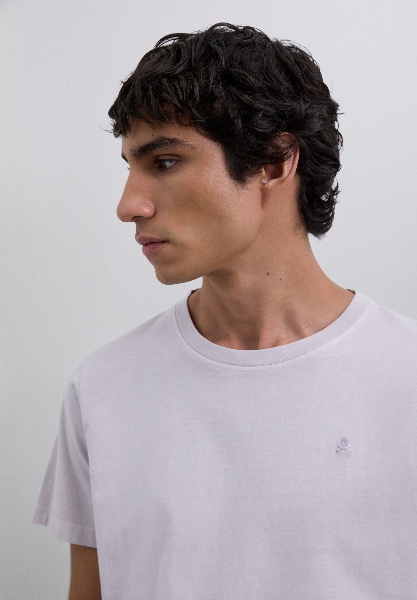 T-SHIRT COM SKULL BORDADA NO TOM