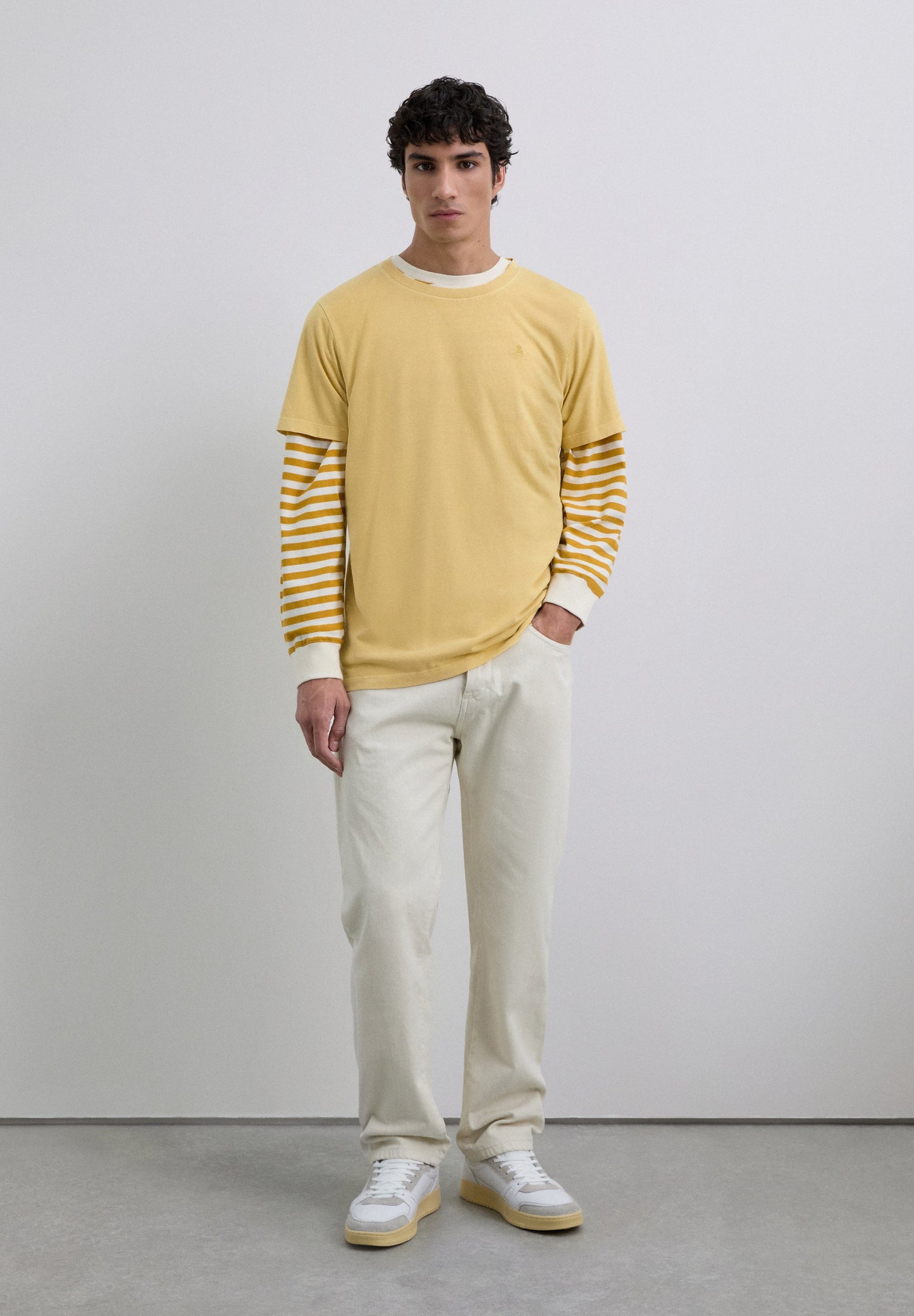 T-SHIRT COM LOGÓTIPO BORDADO