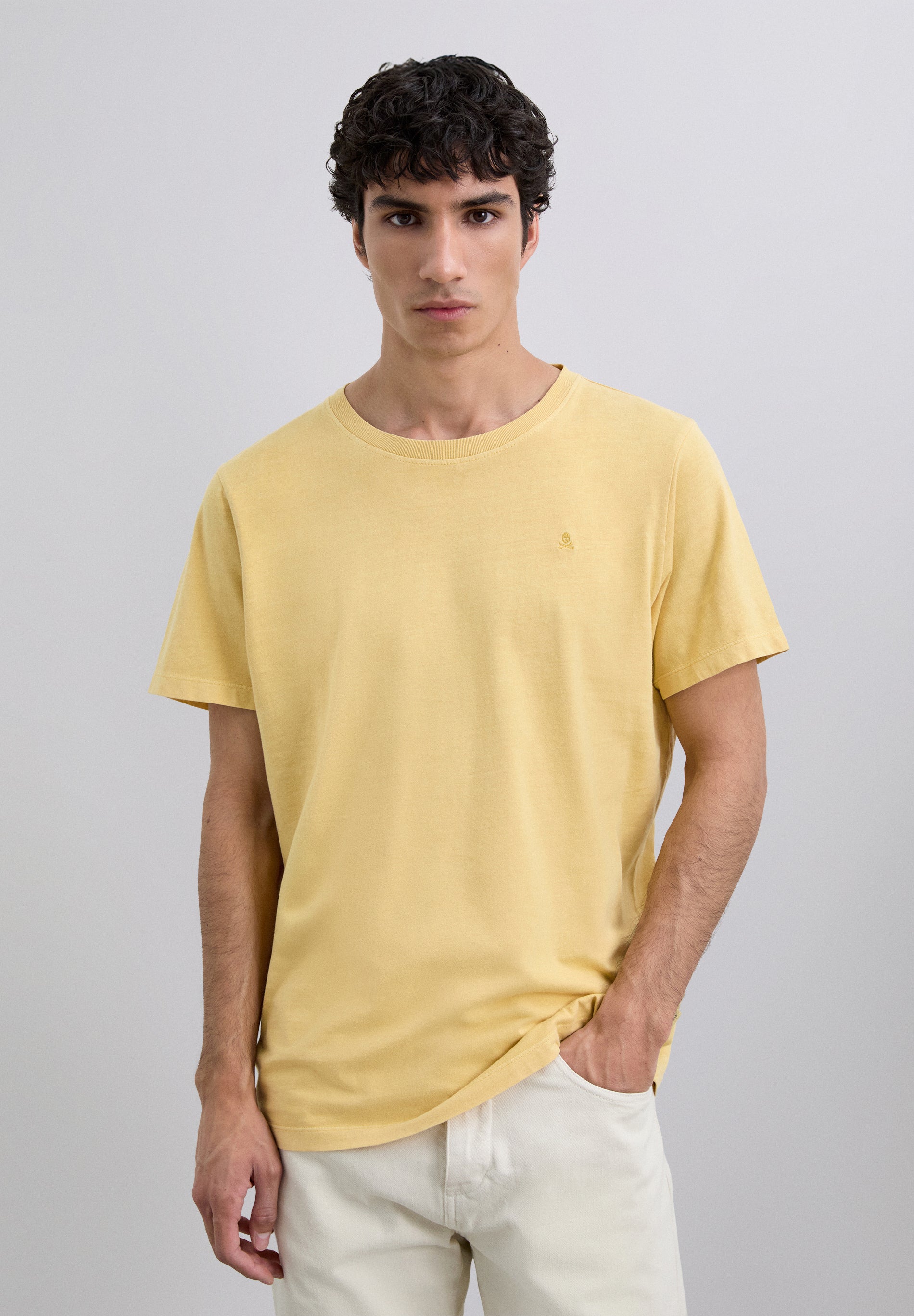 T-SHIRT COM LOGÓTIPO BORDADO