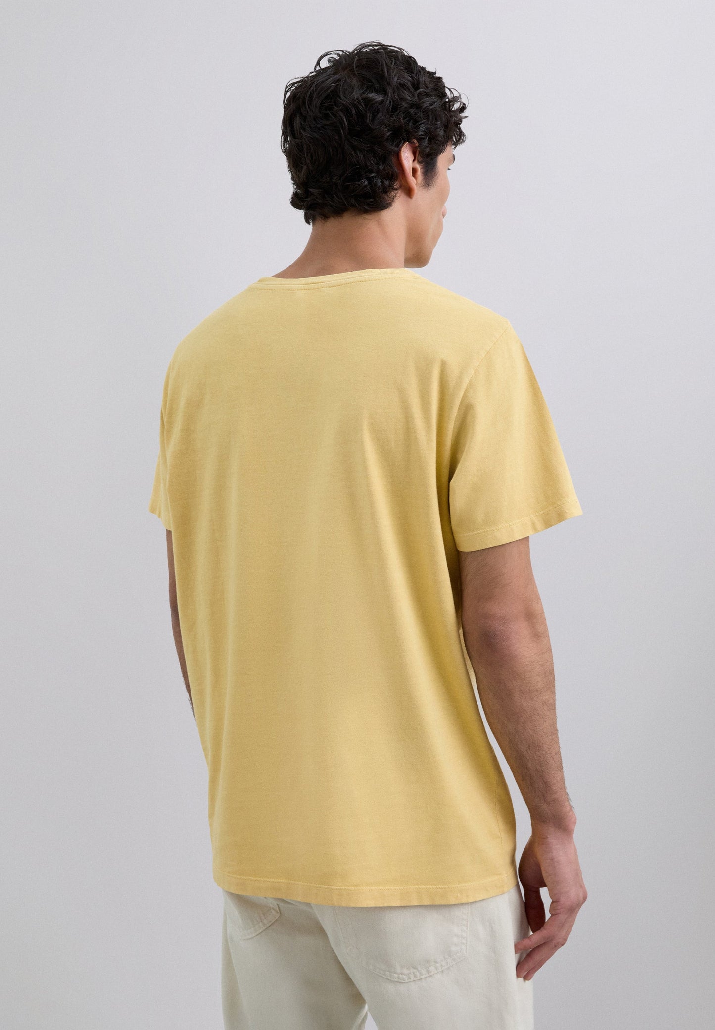 T-SHIRT COM LOGÓTIPO BORDADO