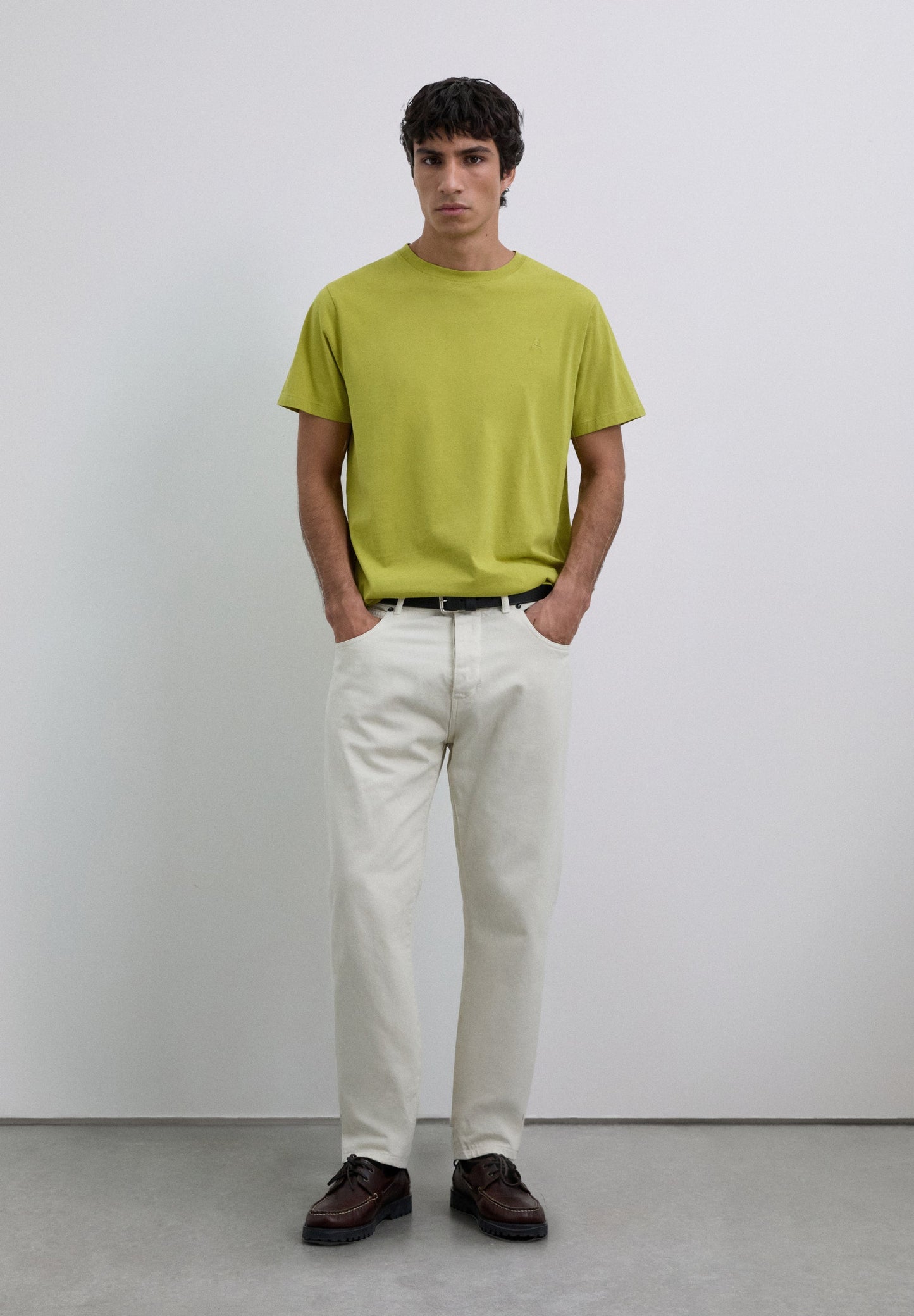 T-SHIRT COM LOGÓTIPO BORDADO