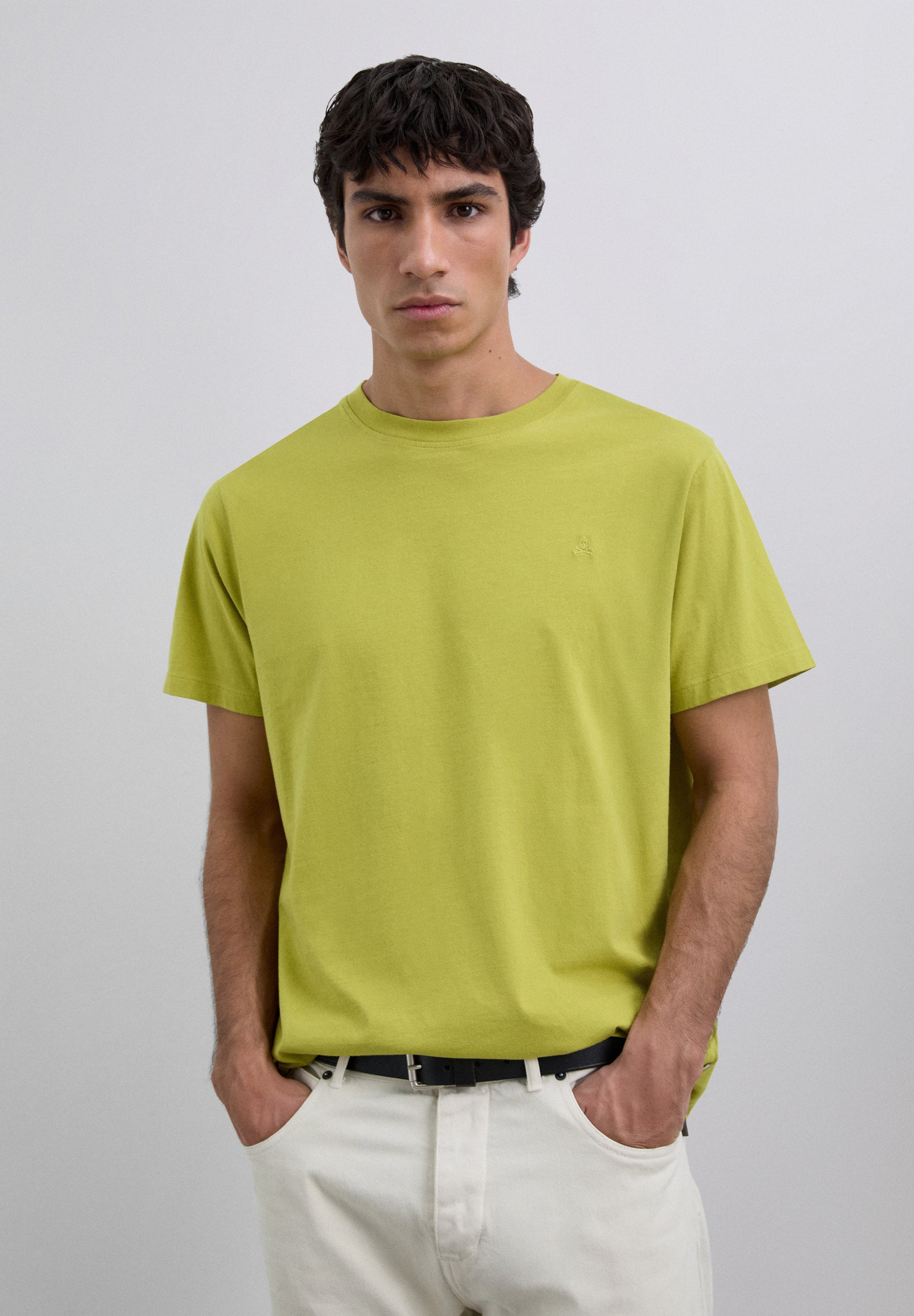 T-SHIRT COM LOGÓTIPO BORDADO