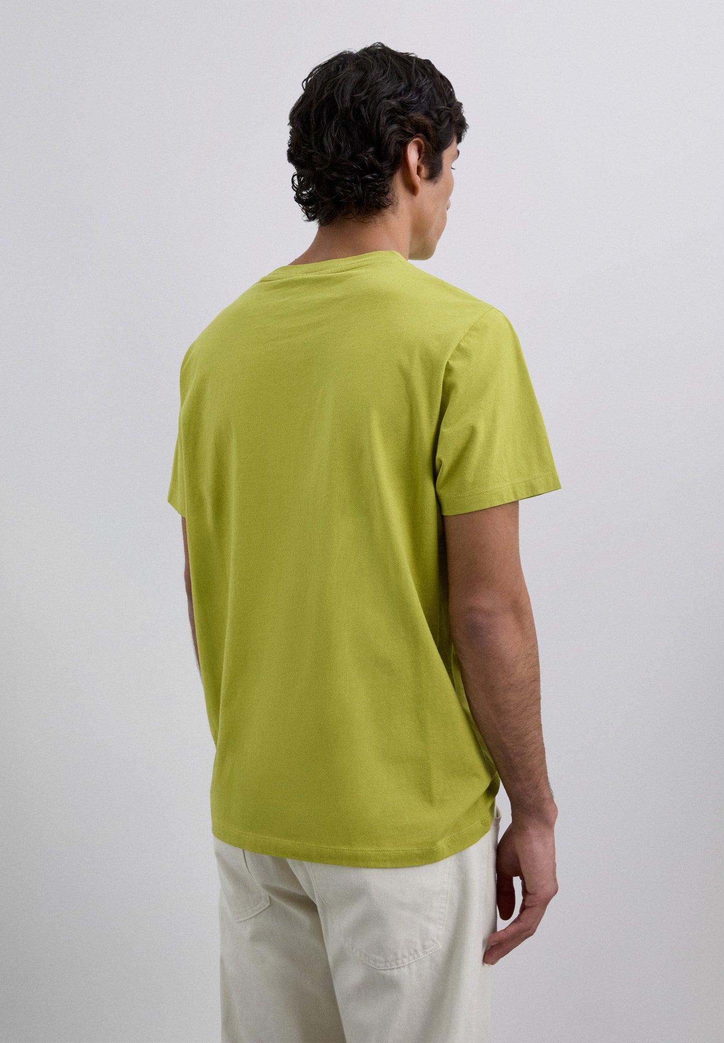 T-SHIRT COM LOGÓTIPO BORDADO