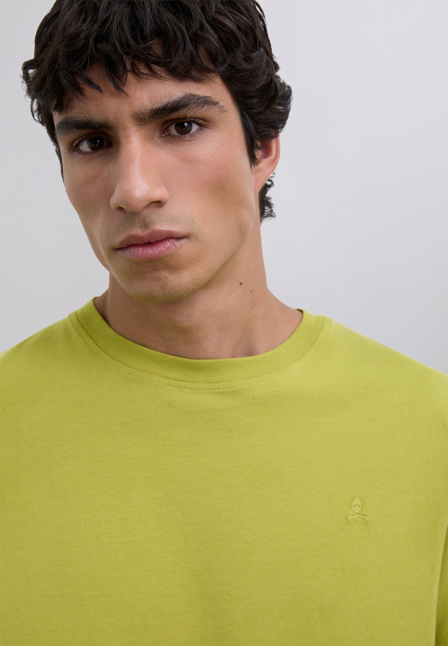T-SHIRT COM LOGÓTIPO BORDADO