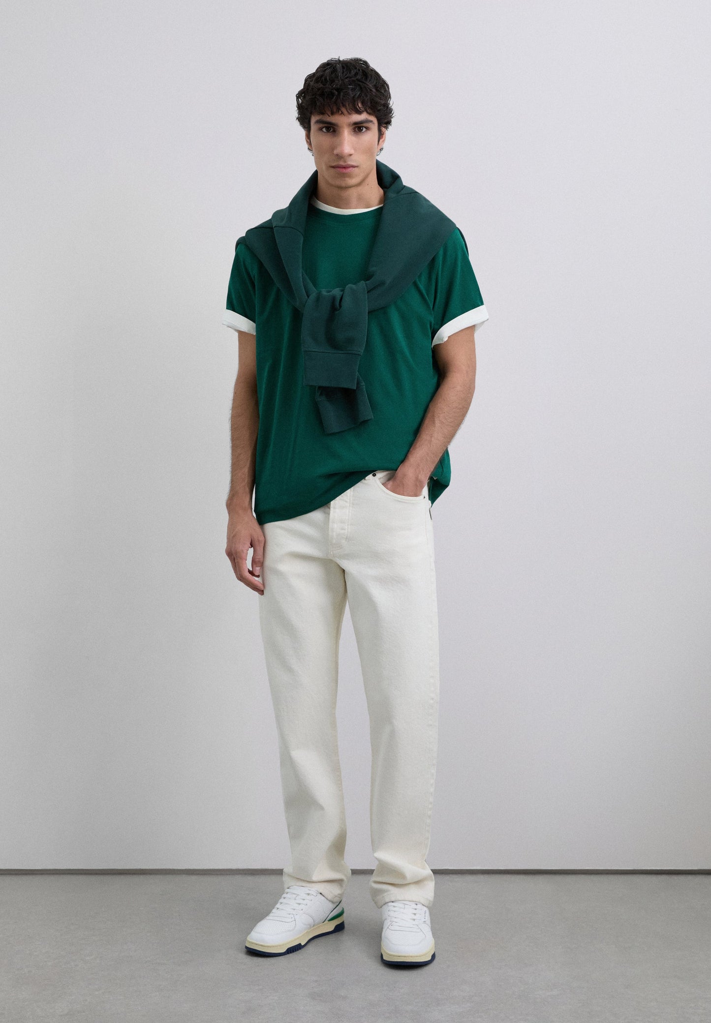 T-SHIRT COM LOGÓTIPO BORDADO