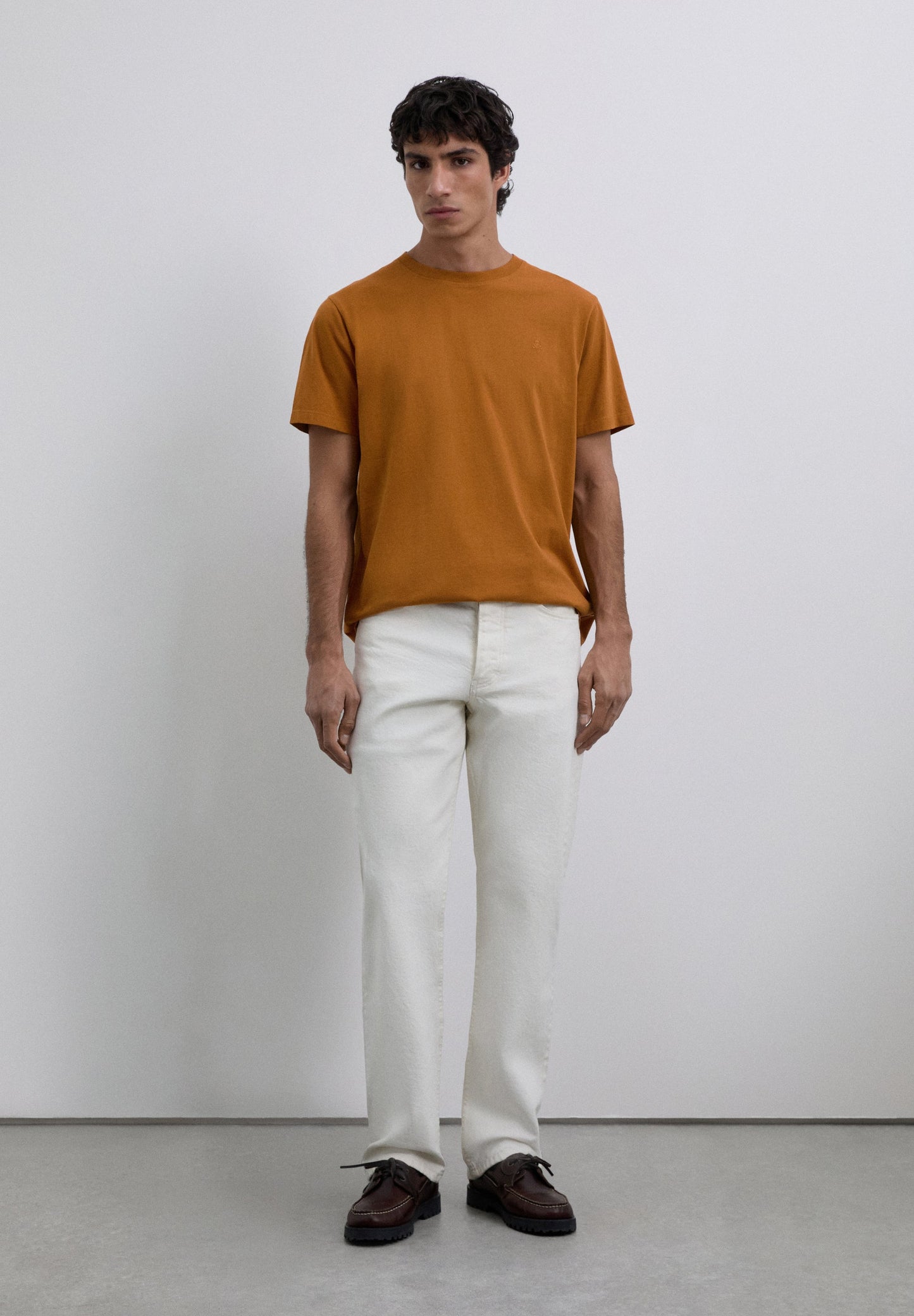 T-SHIRT COM LOGÓTIPO BORDADO