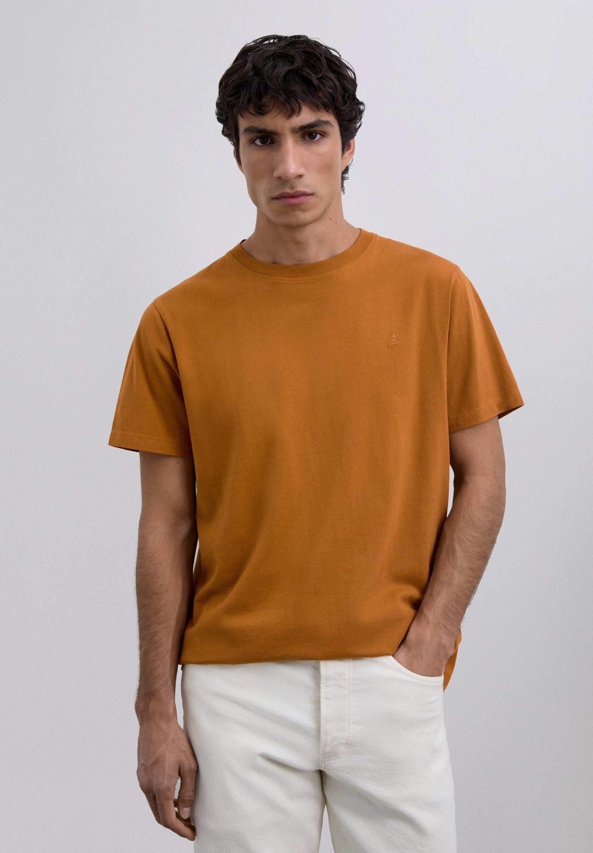 T-SHIRT COM LOGÓTIPO BORDADO