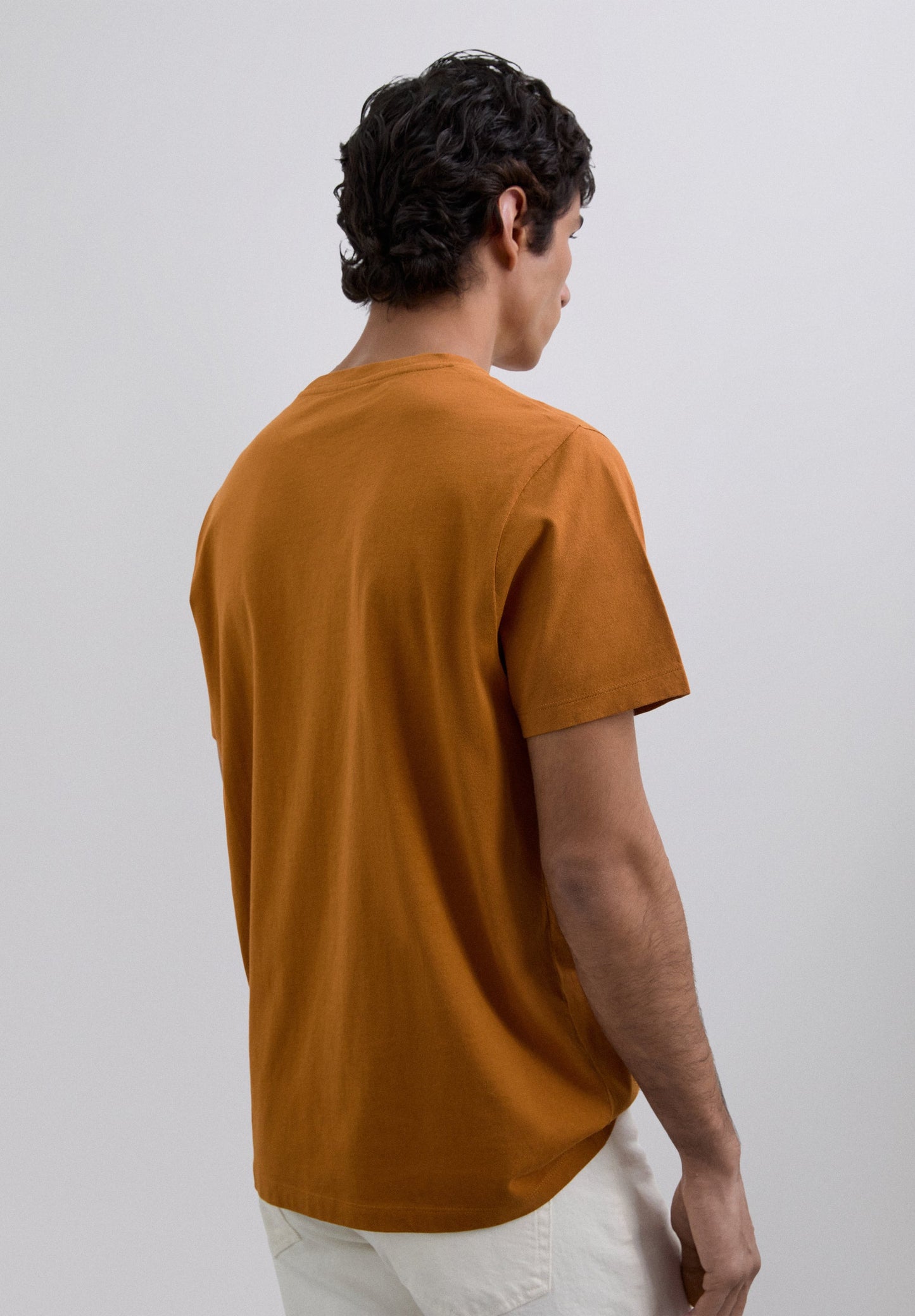 T-SHIRT COM LOGÓTIPO BORDADO