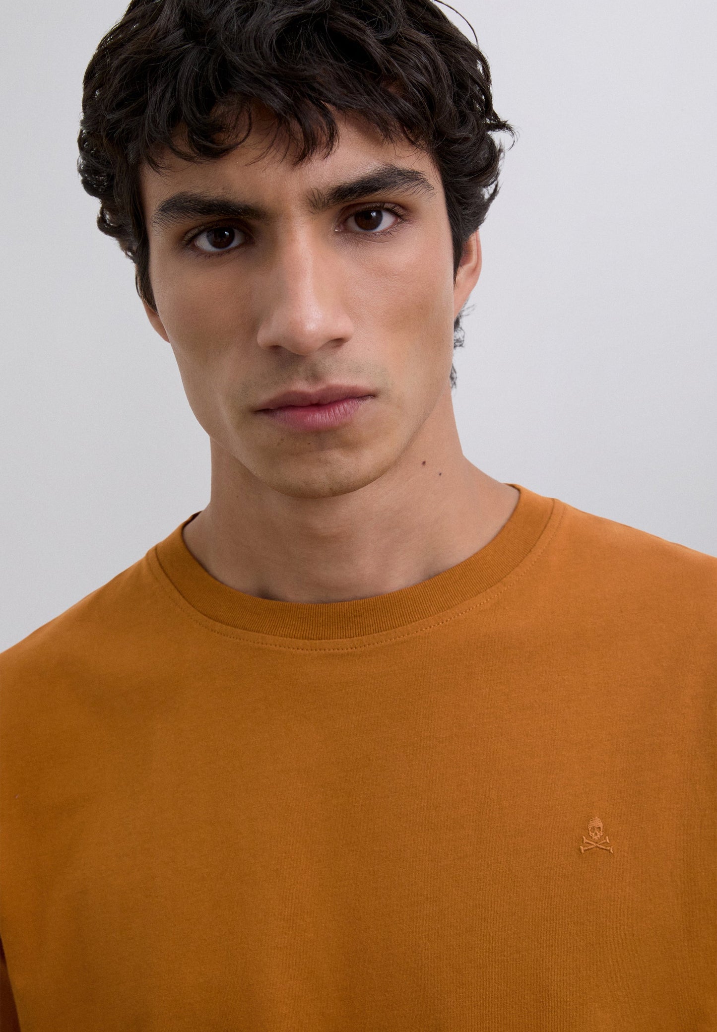 T-SHIRT COM LOGÓTIPO BORDADO