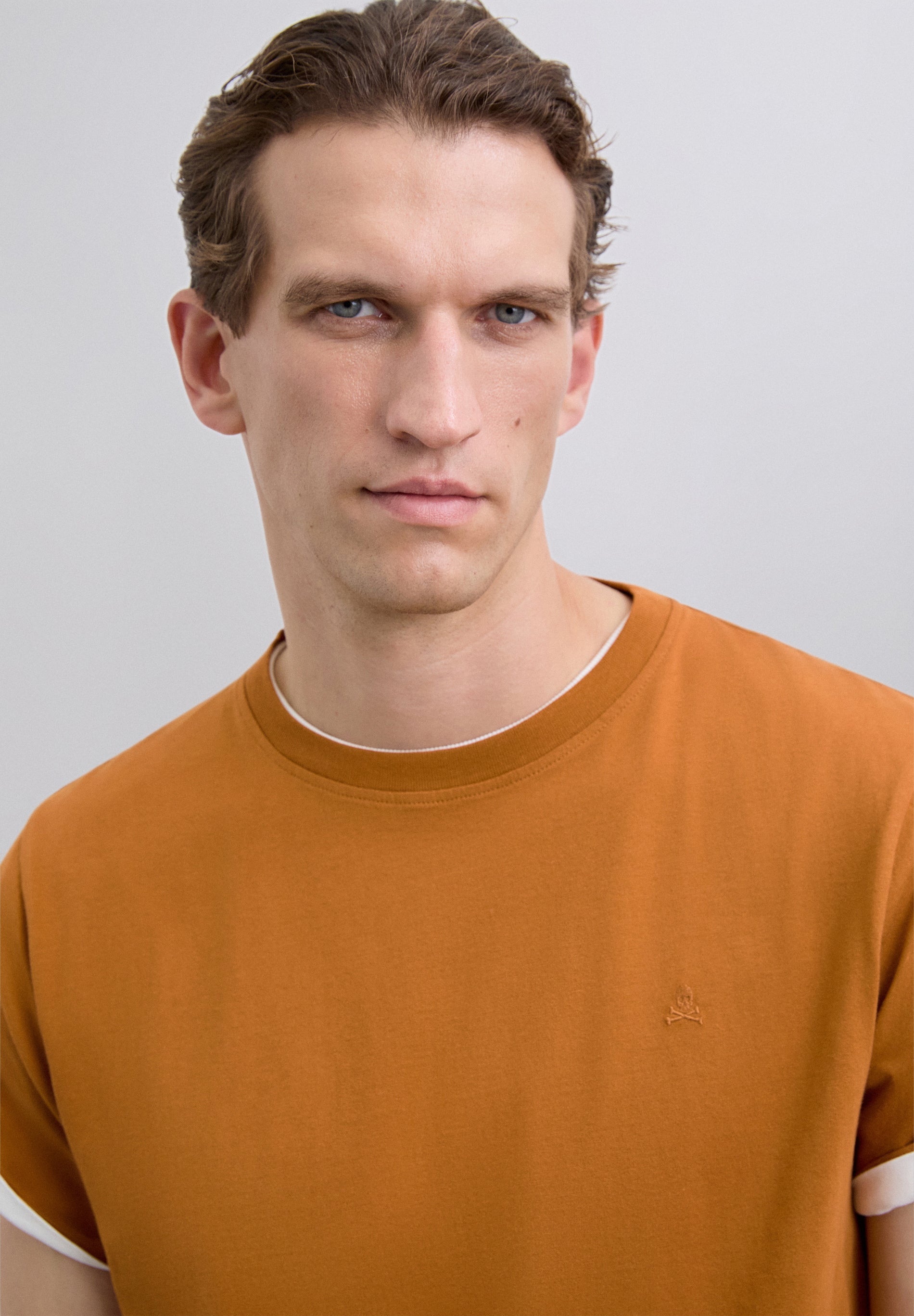 T-SHIRT COM LOGÓTIPO BORDADO
