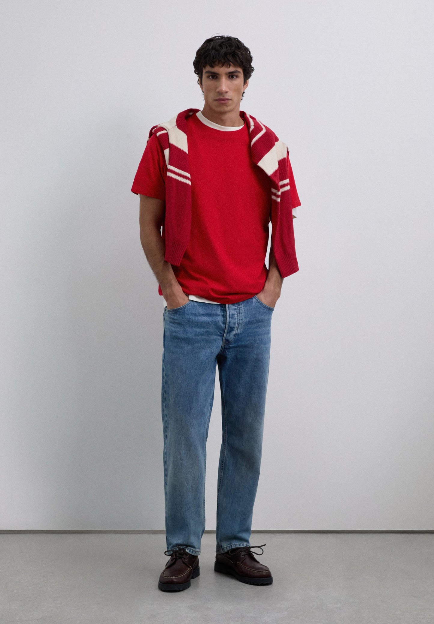 T-SHIRT COM LOGÓTIPO BORDADO