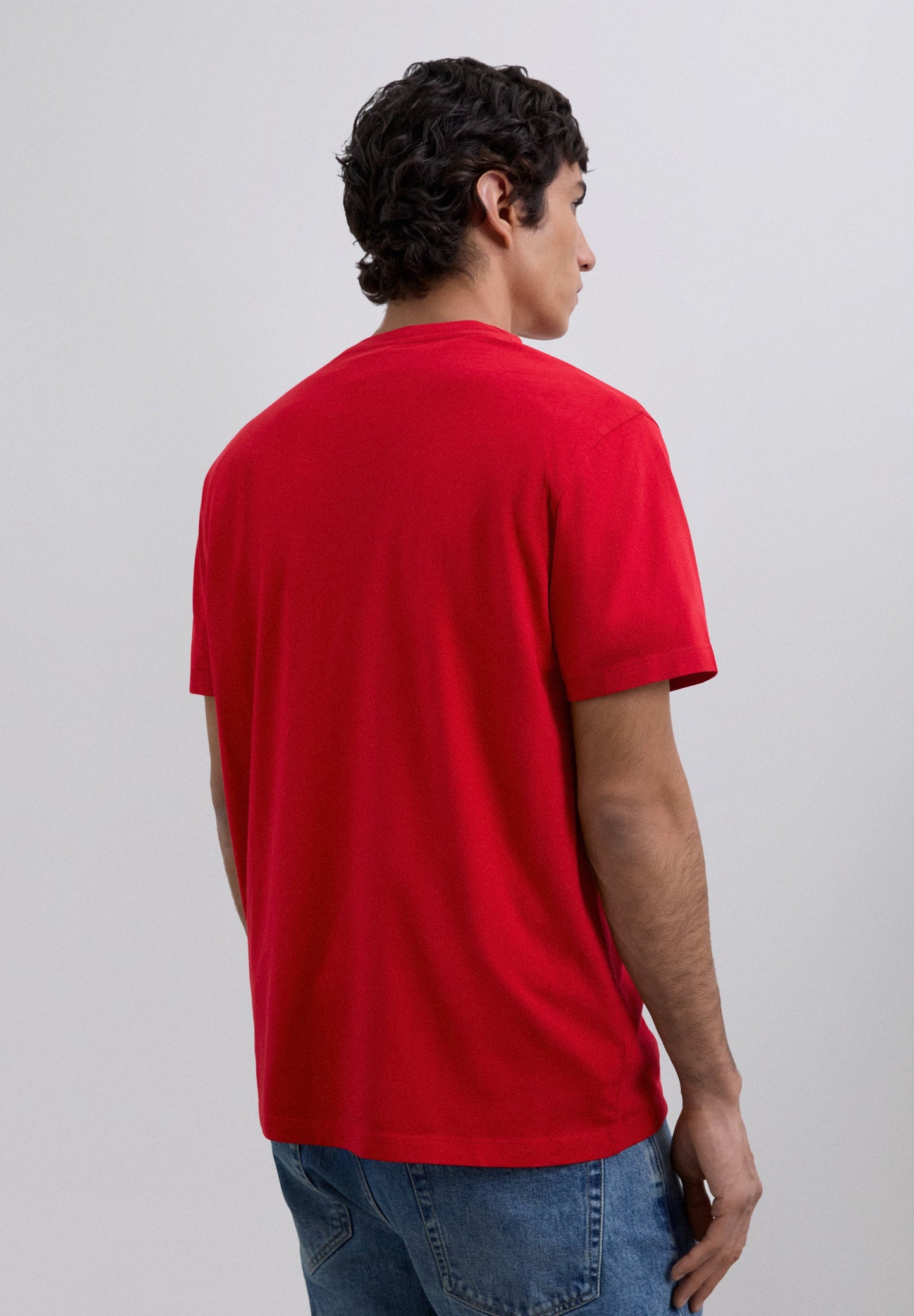 T-SHIRT COM LOGÓTIPO BORDADO