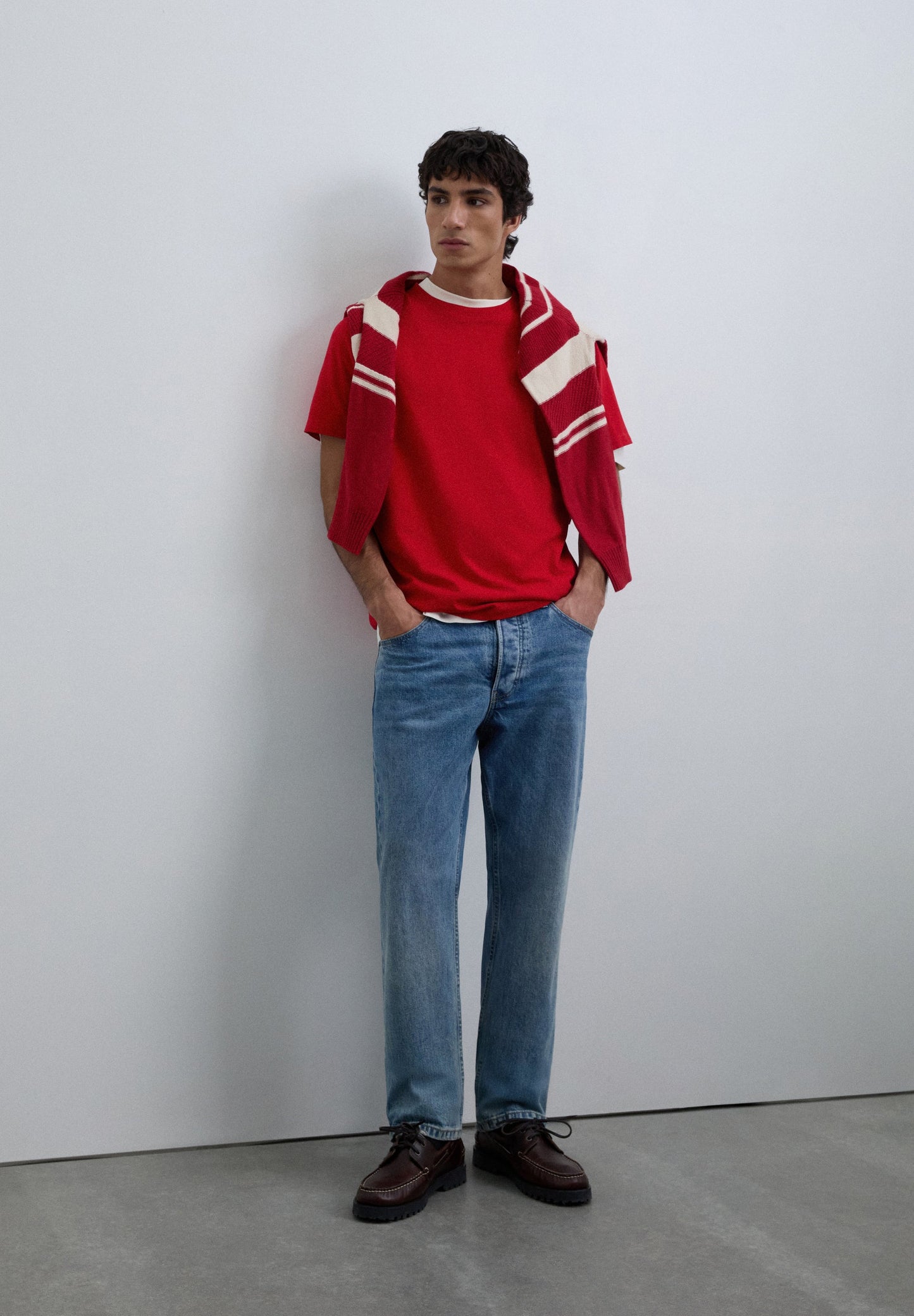 T-SHIRT COM LOGÓTIPO BORDADO