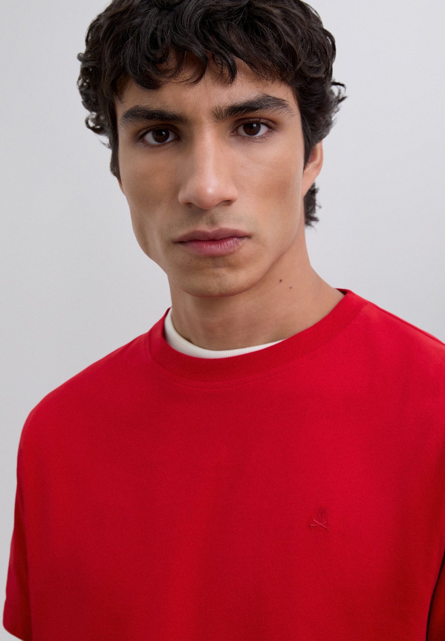 T-SHIRT COM LOGÓTIPO BORDADO