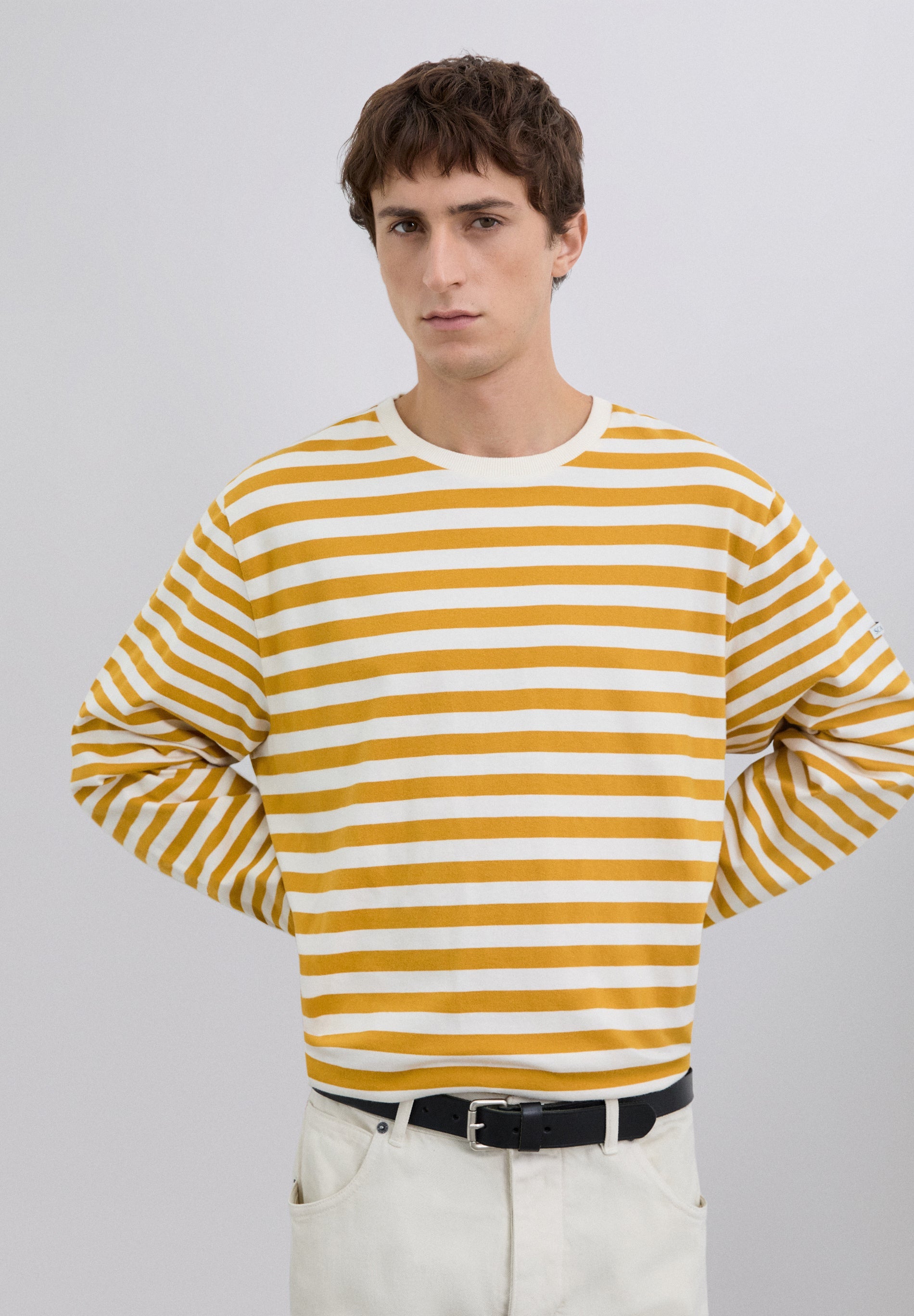 T-SHIRT ÀS RISCAS DE MANGA COMPRIDA