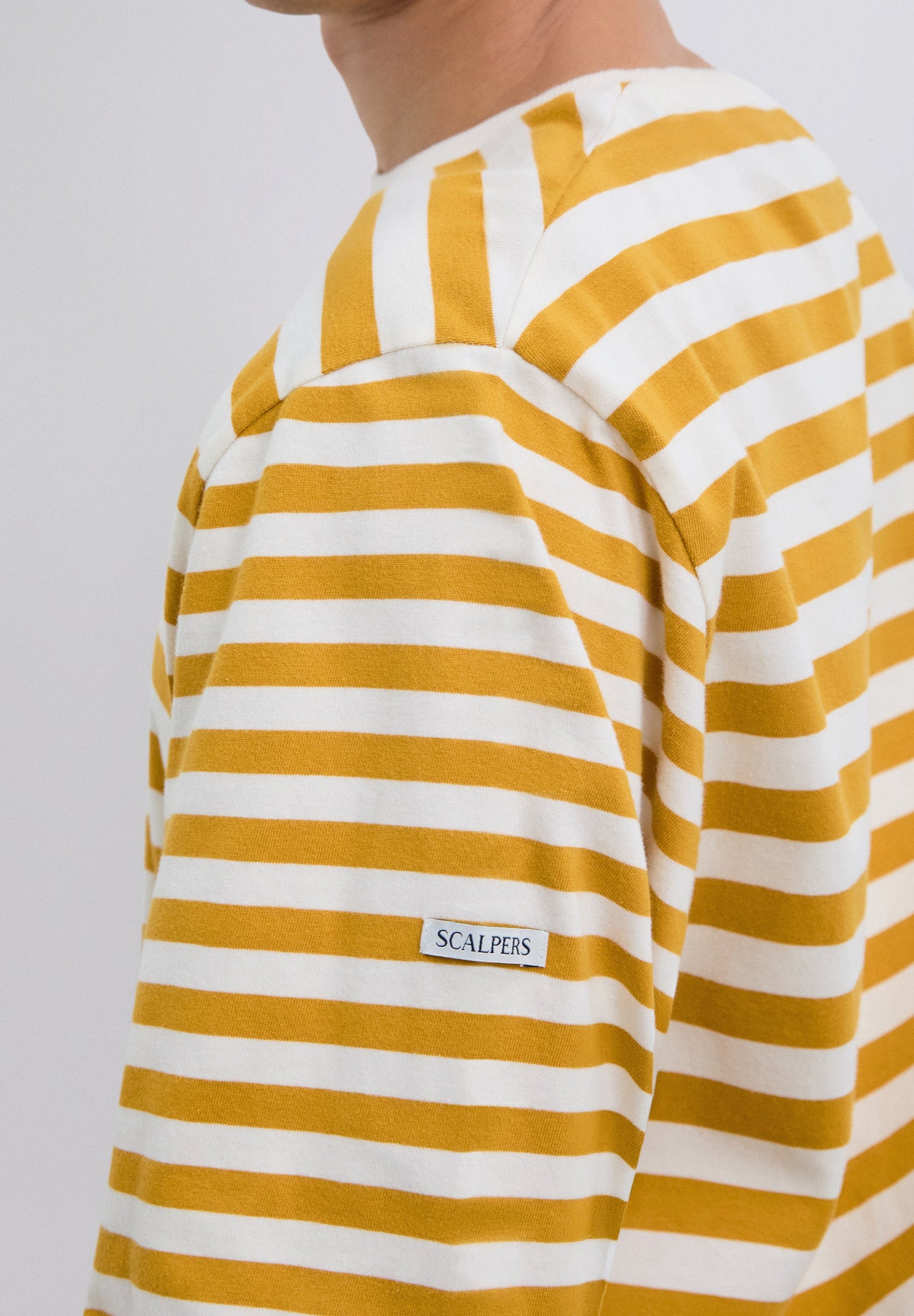 T-SHIRT ÀS RISCAS DE MANGA COMPRIDA