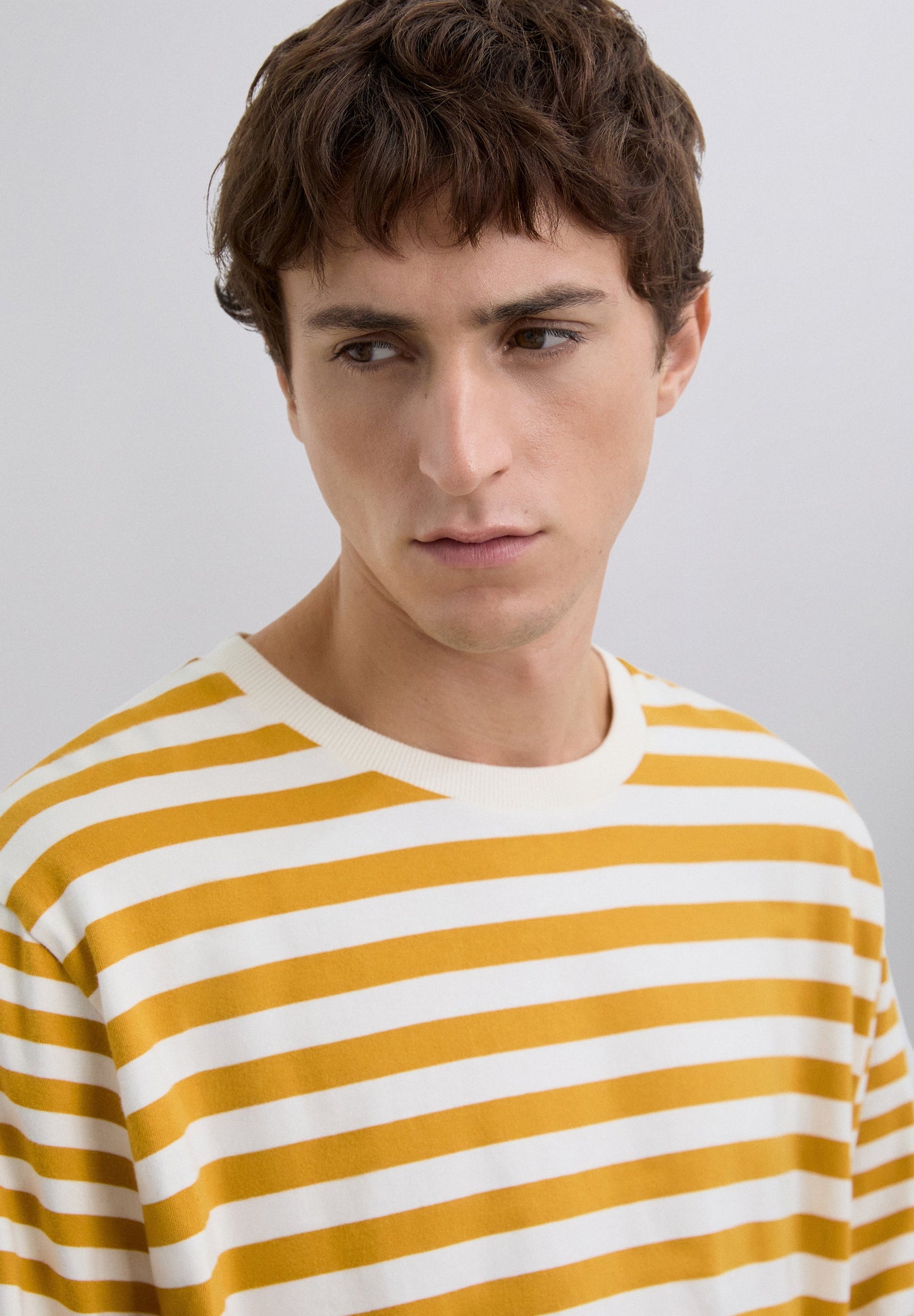 T-SHIRT ÀS RISCAS DE MANGA COMPRIDA
