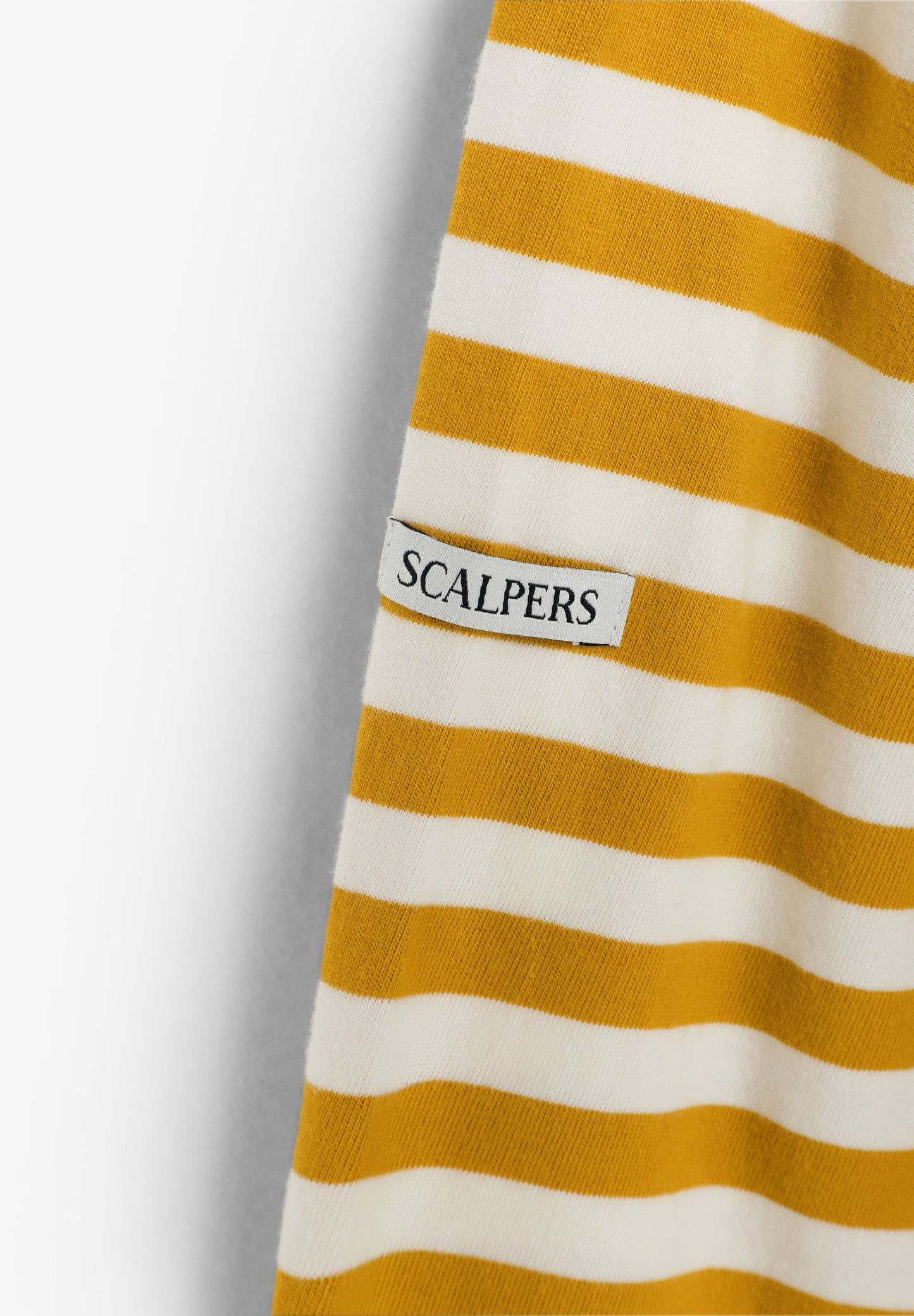 T-SHIRT ÀS RISCAS DE MANGA COMPRIDA