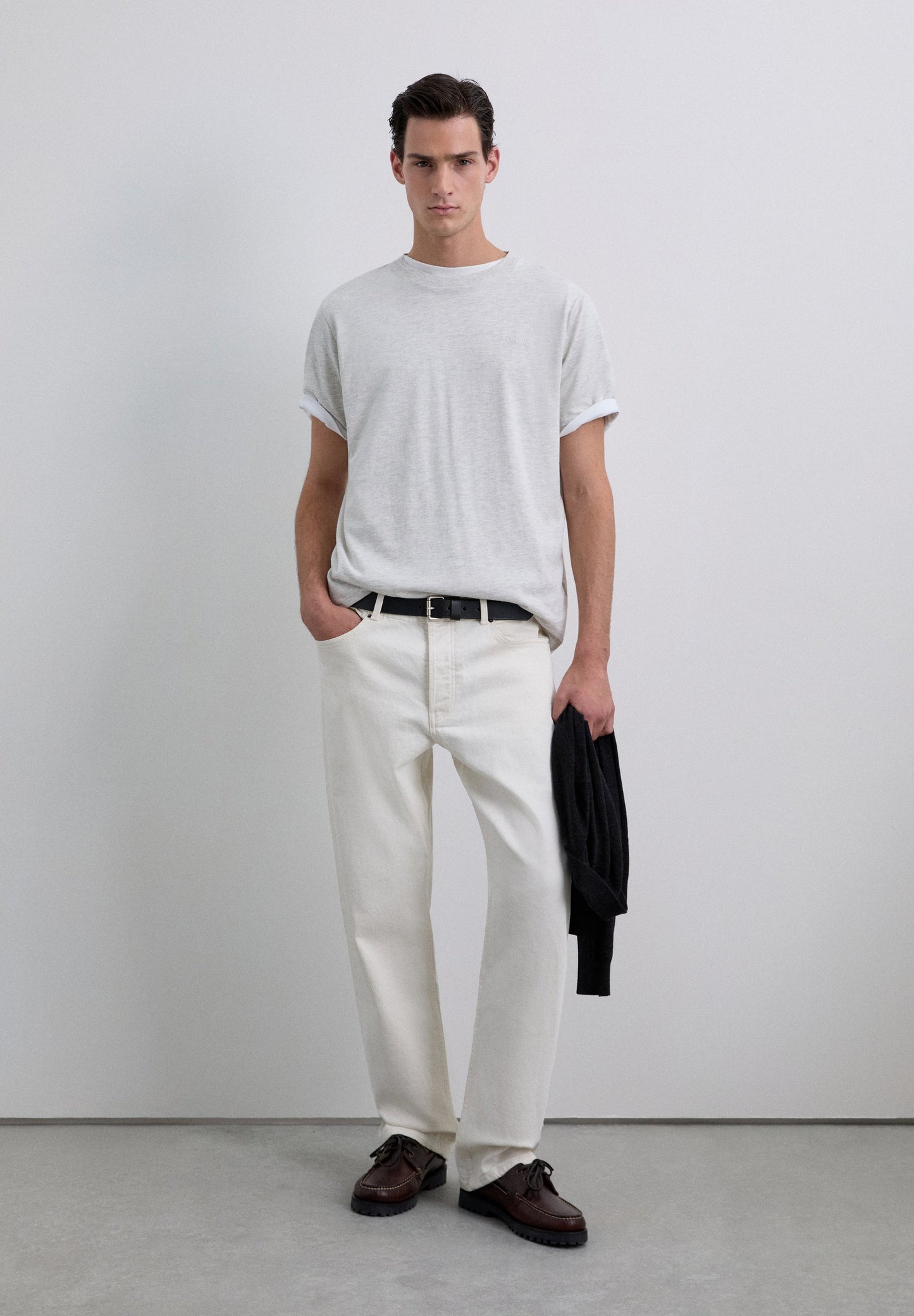 T-SHIRT BORDADA COM EFEITO DESBOTADO