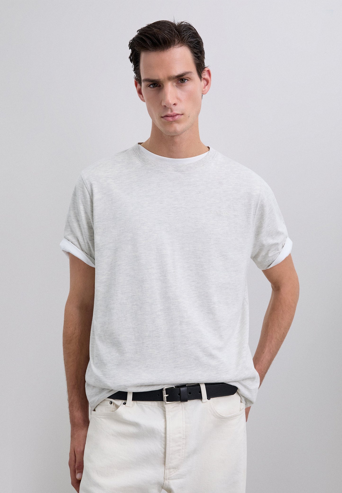 T-SHIRT BORDADA COM EFEITO DESBOTADO