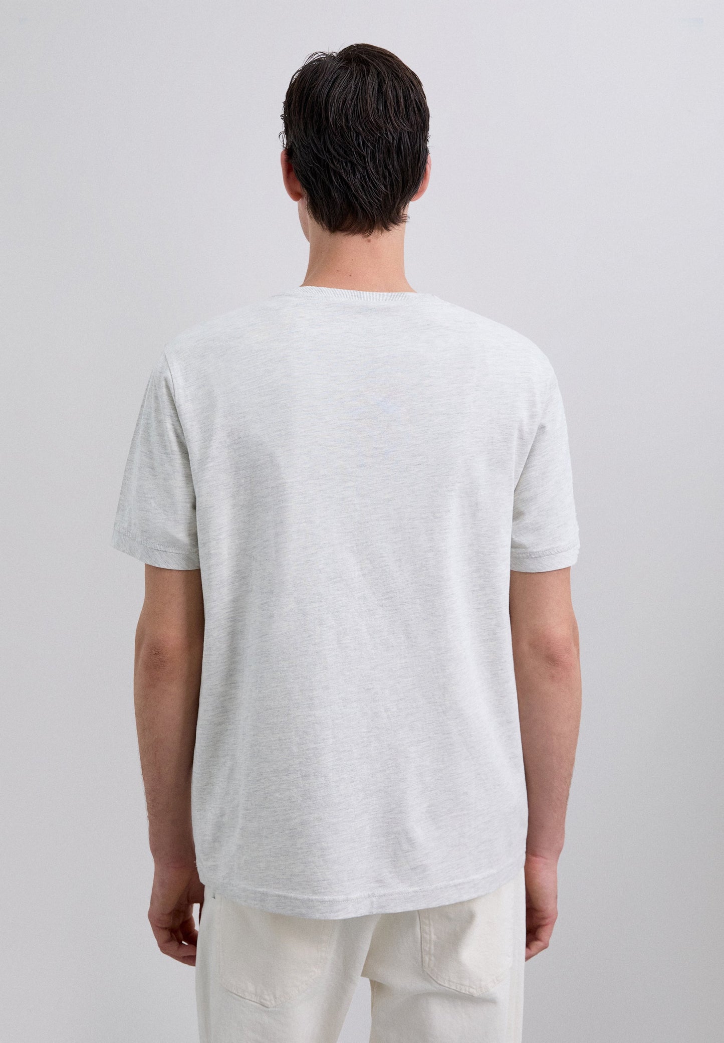 T-SHIRT BORDADA COM EFEITO DESBOTADO