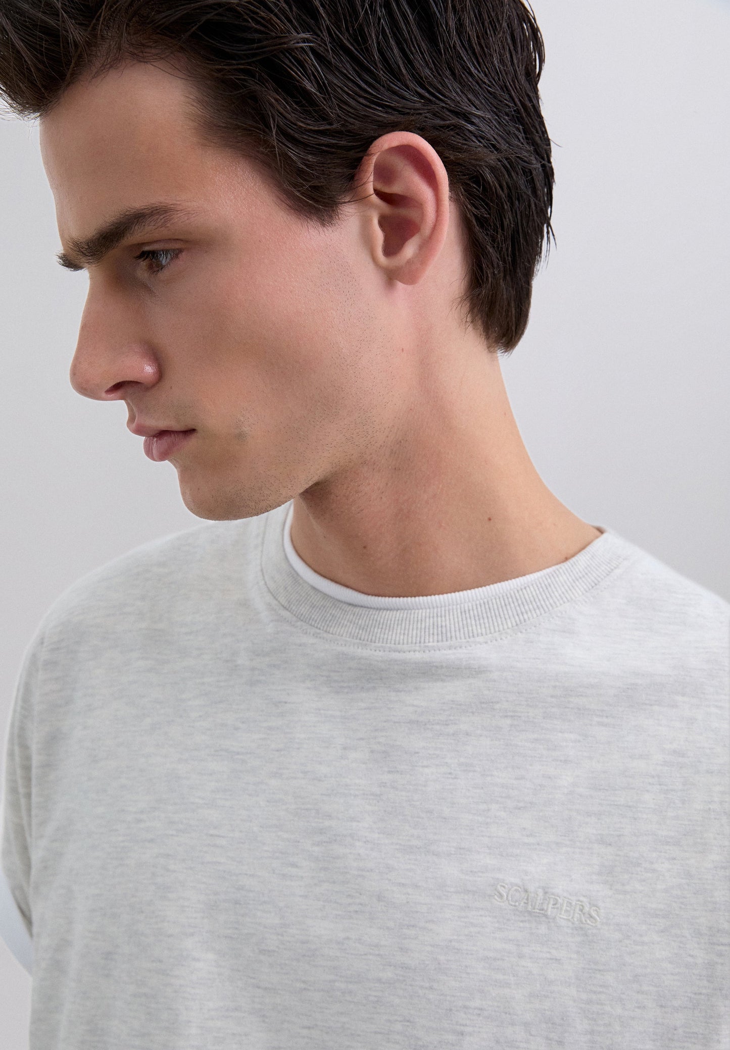 T-SHIRT BORDADA COM EFEITO DESBOTADO