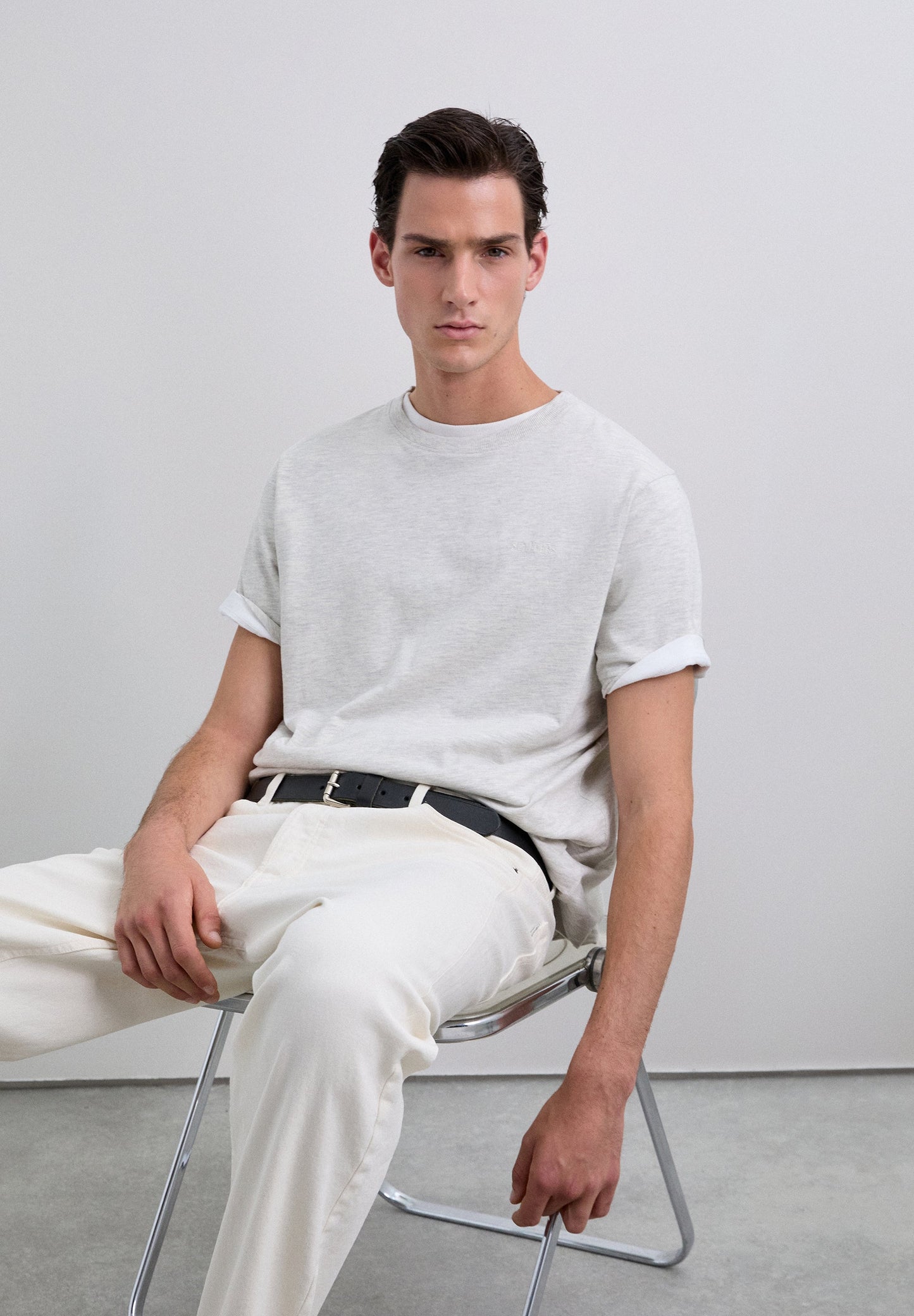 T-SHIRT BORDADA COM EFEITO DESBOTADO