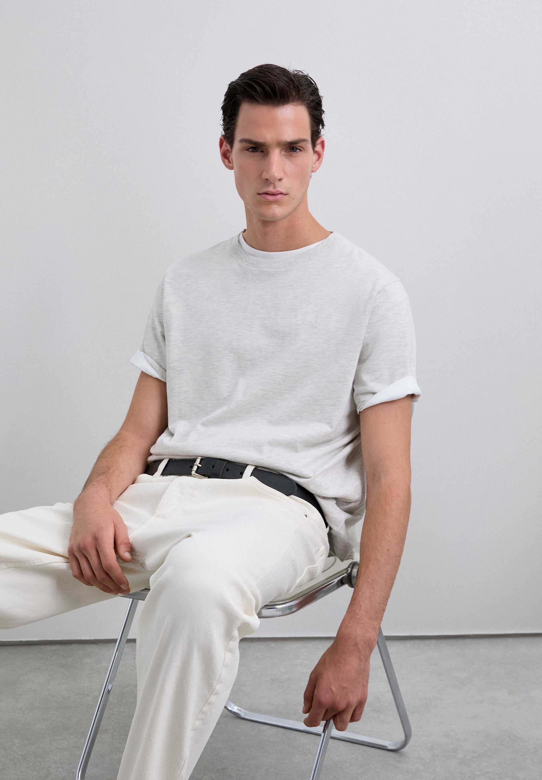 T-SHIRT BORDADA COM EFEITO DESBOTADO