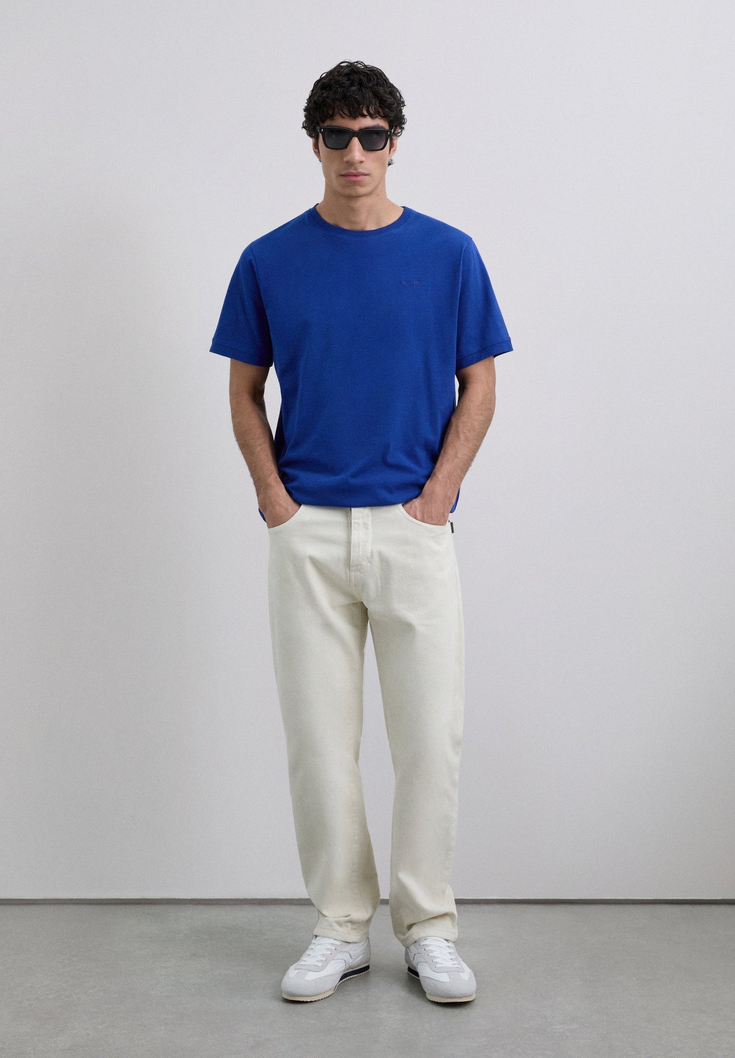 T-SHIRT BORDADA COM EFEITO DESBOTADO