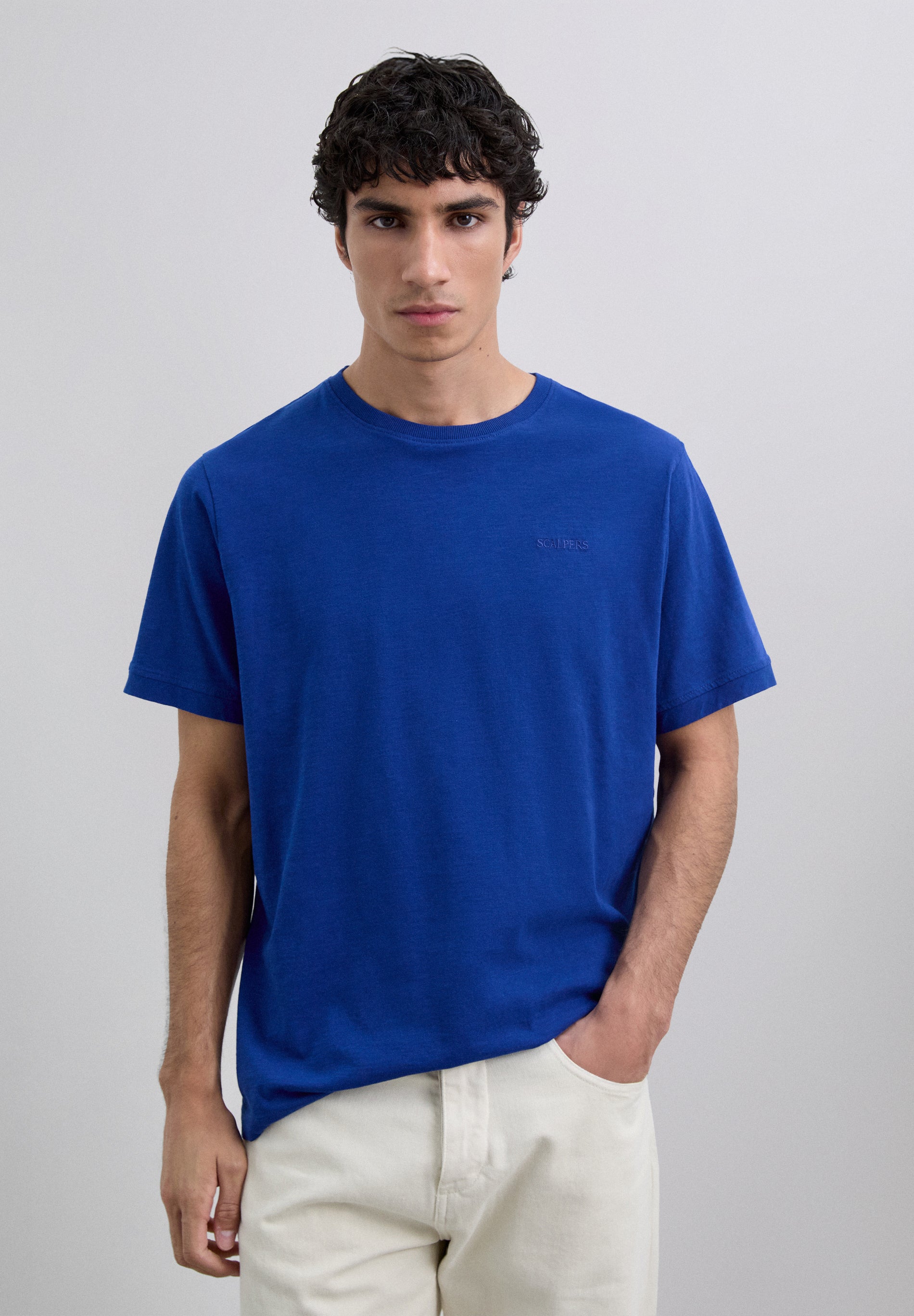 T-SHIRT BORDADA COM EFEITO DESBOTADO